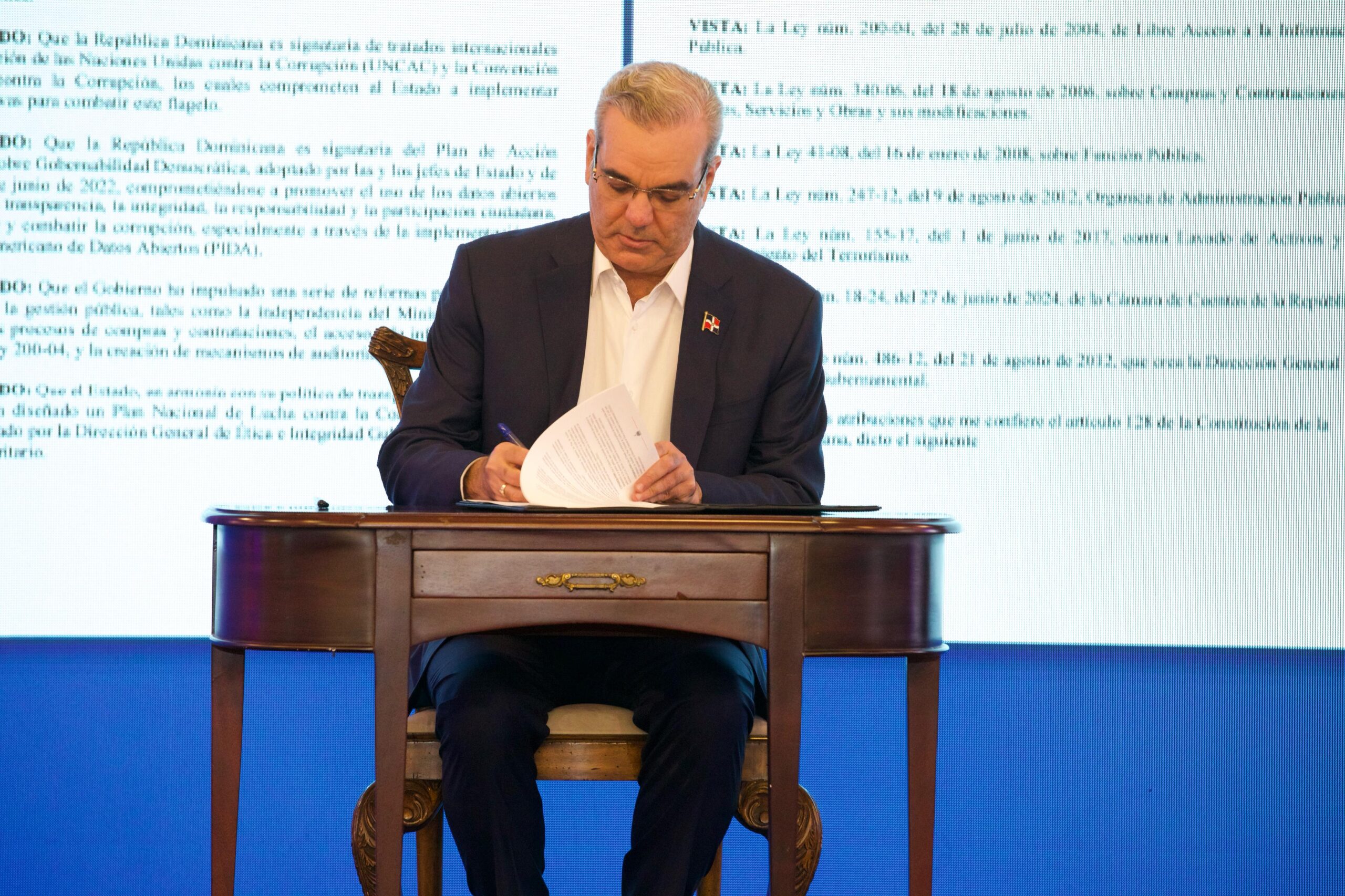 Abinader firma decreto crea la Comisión Presidencial para establecer el Sistema Nacional de Transparencia y Anticorrupción