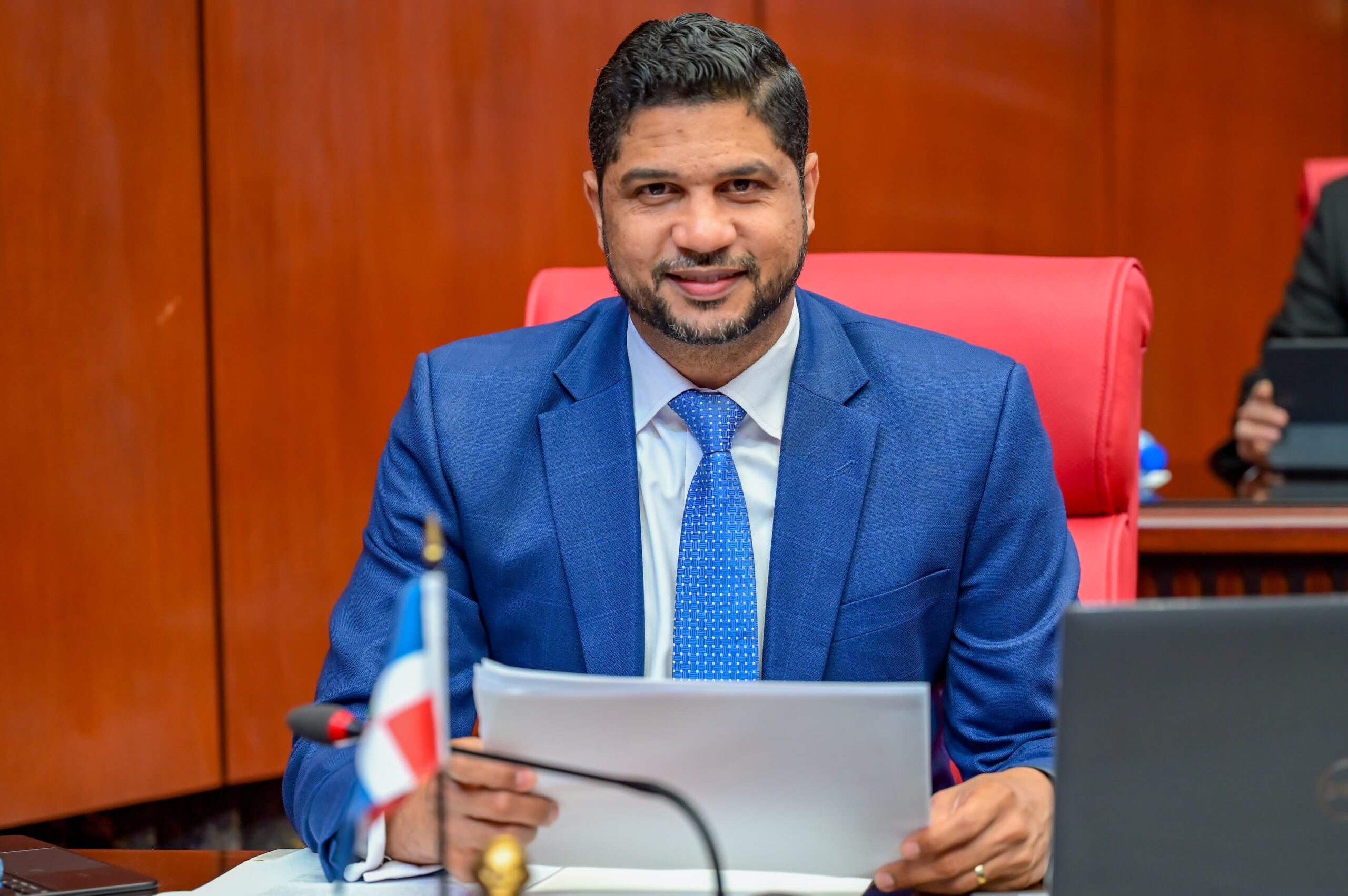 Senador Gustavo Lara celebra dedicatoria del desfile nacional del carnaval a San Cristóbal