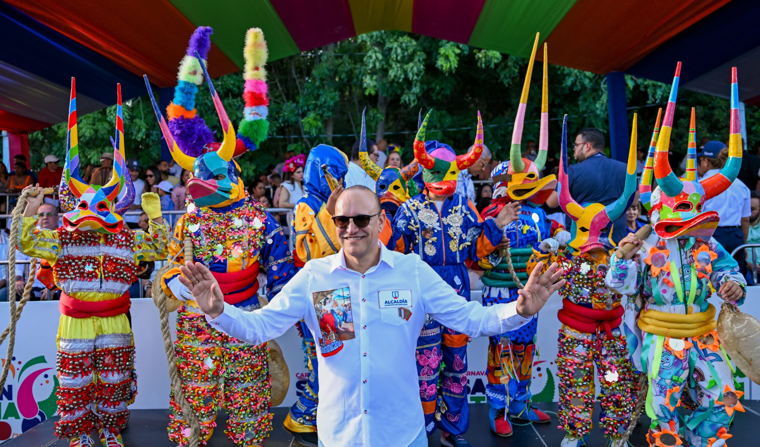 Santiago celebra tercer domingo de carnaval con apoyo masivo de turistas