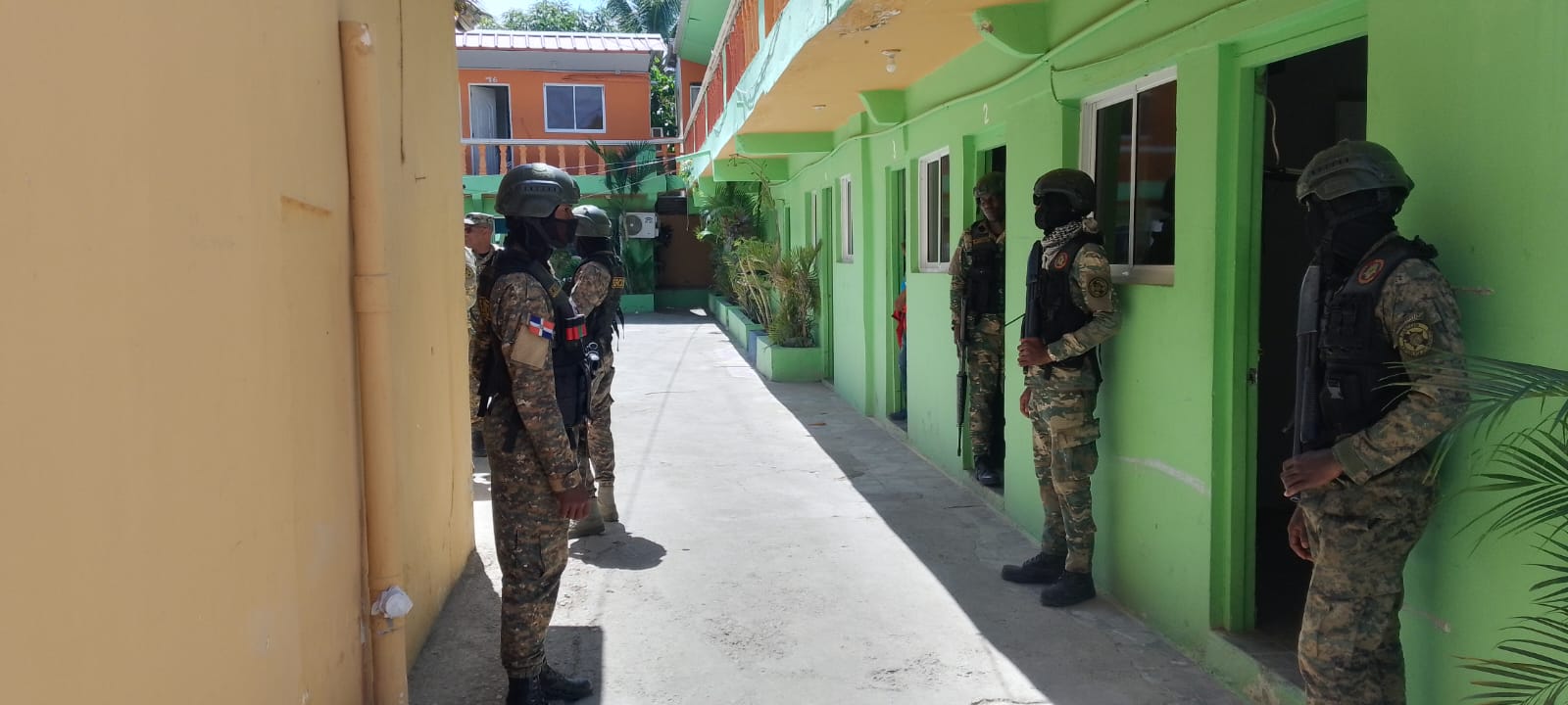 Ejército y Migración requisan hotel en Montecristi, detienen indocumentados y ocupan sustancias narcóticas