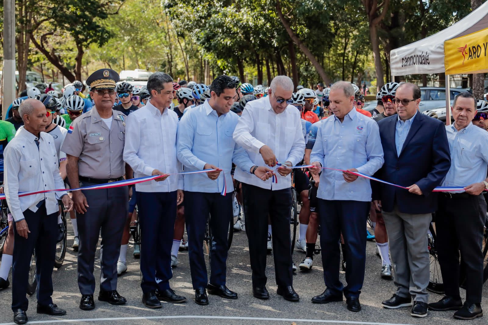 Ministros Andrés Bautista y Kelvin Cruz dan banderazo para aperturar Vuelta Ciclística Independencia