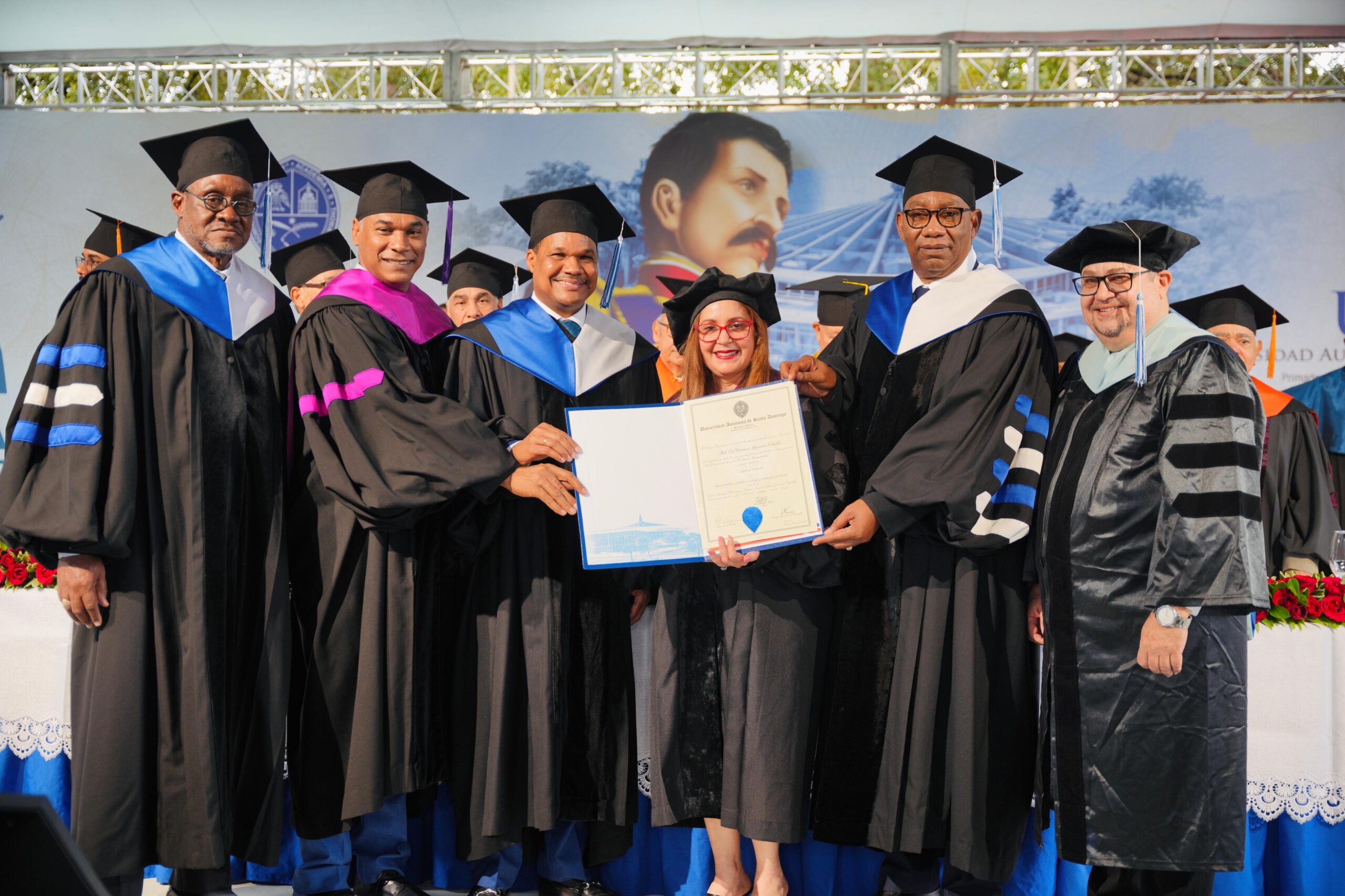 UASD inviste 2,558 nuevos profesionales en conmemoración aniversario de Mella y e Independencia Nacional