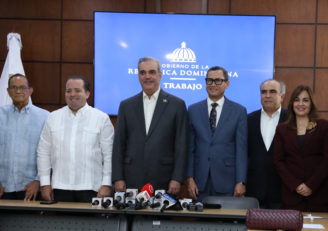 Gobierno anuncia aumento salarial de 20% al sector privado no sectorizado