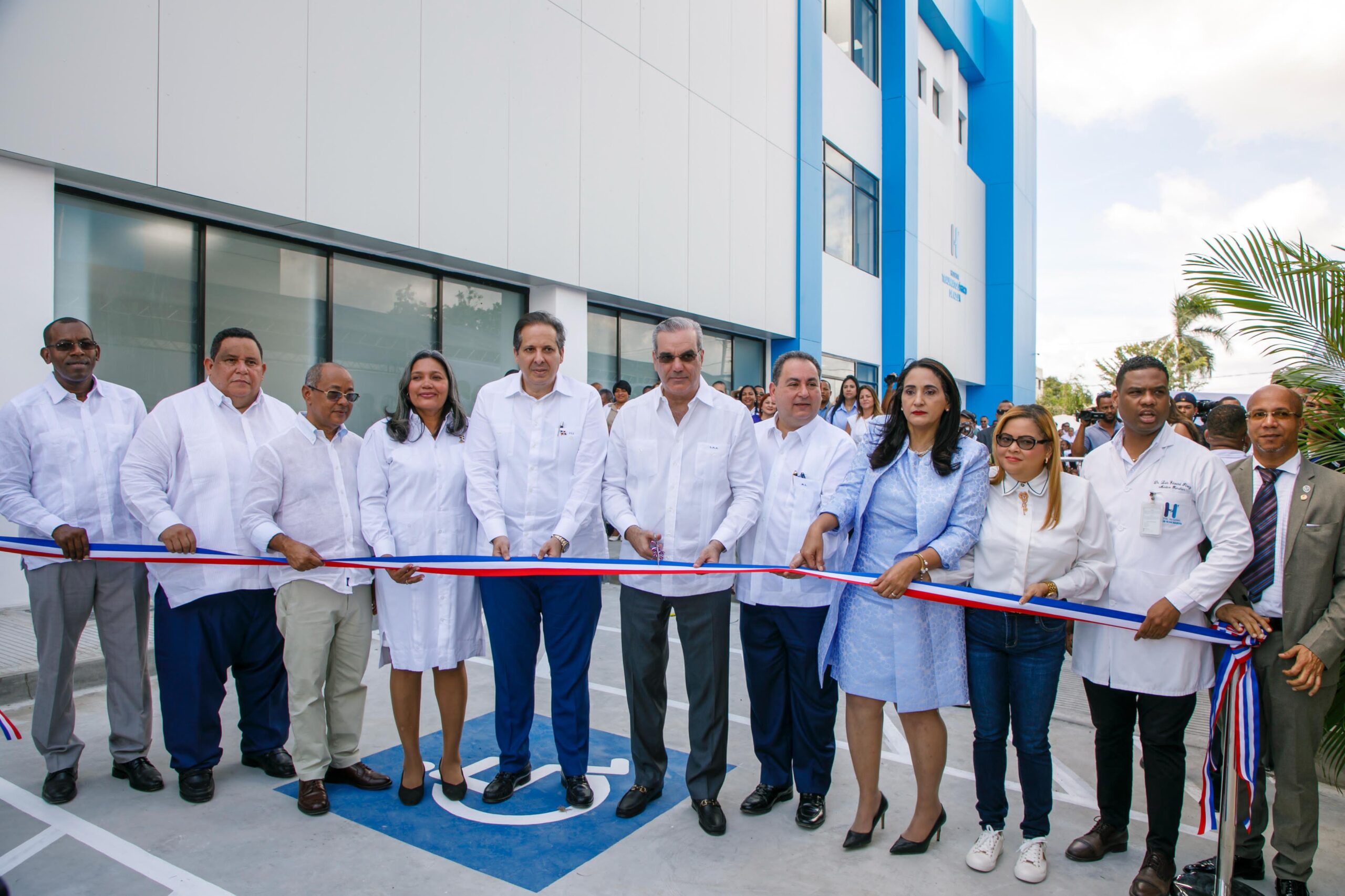 Abinader inaugura primer hospital traumatológico de la región Sur