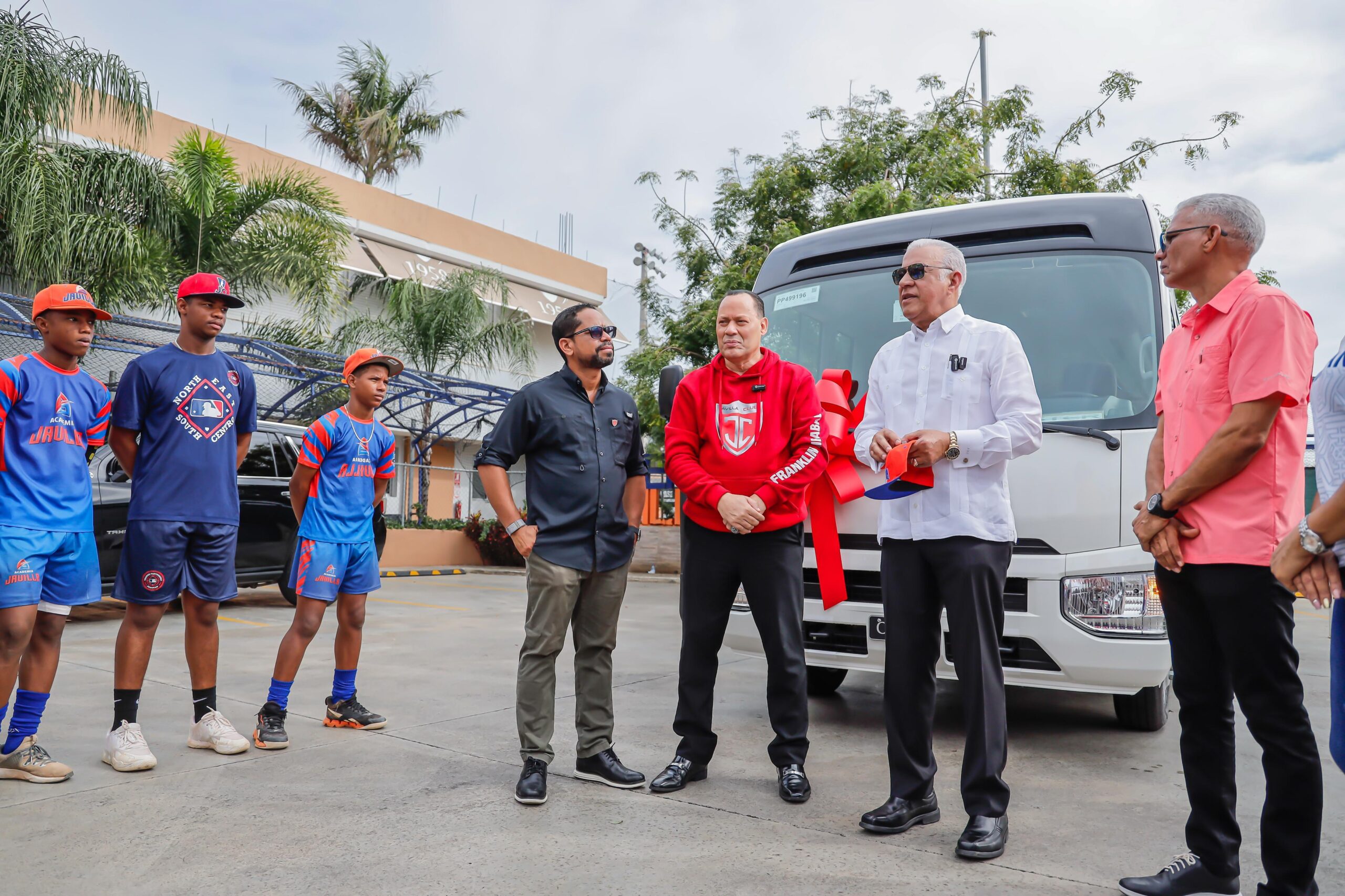 Academia de béisbol La Javilla recibe autobús del presidente Luis Abinader