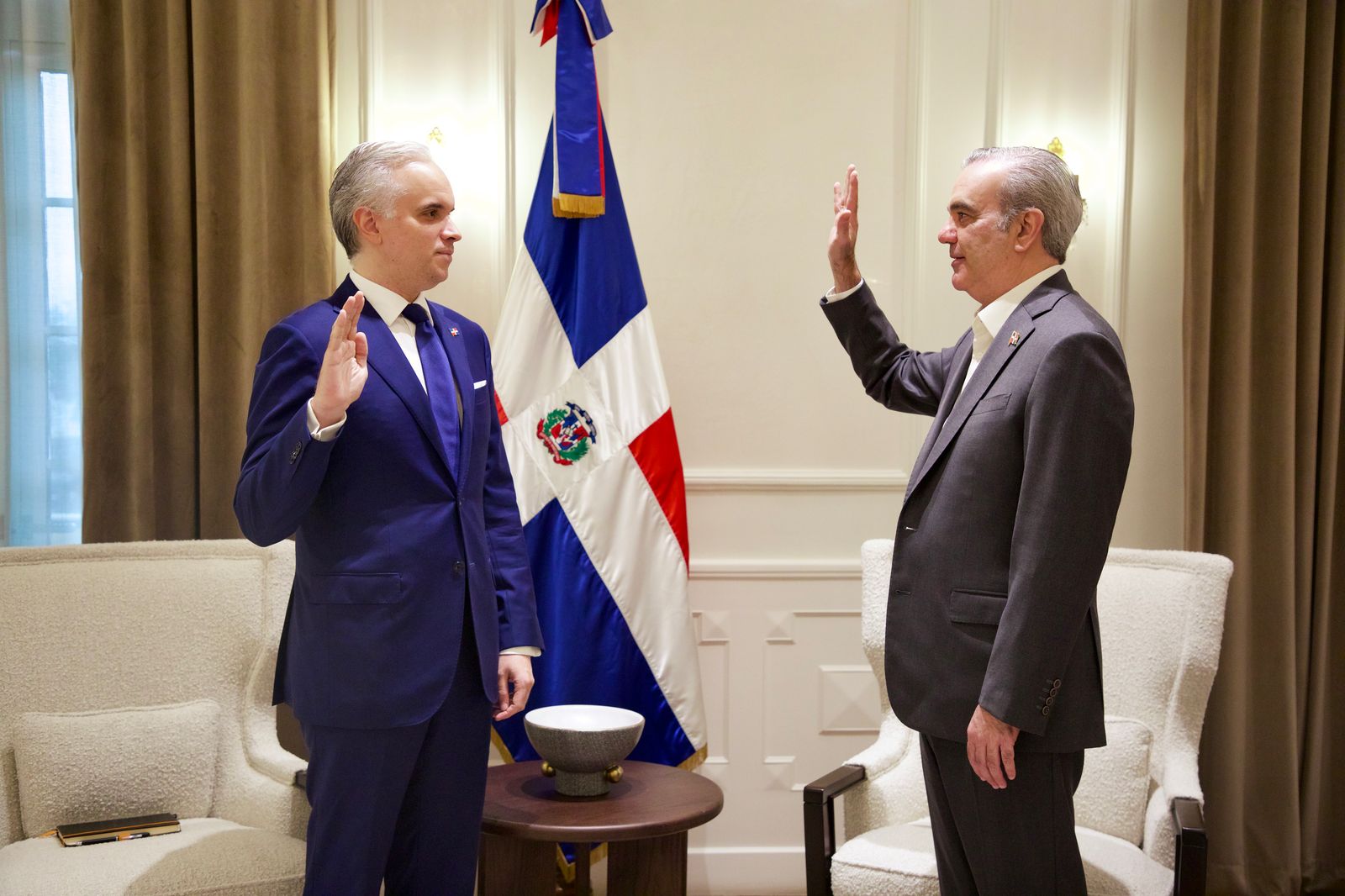 Abinader juramenta a nuevos ministros de Obras Públicas y de Educación
