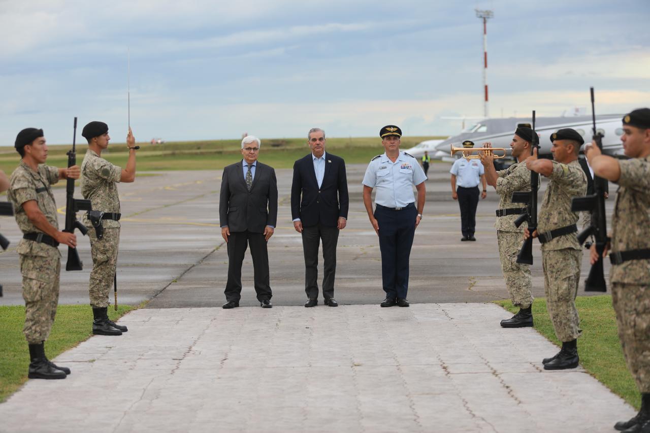 Presidente Abinader llega a Montevideo para asistir a la toma de posesión de Yamandú Orsi