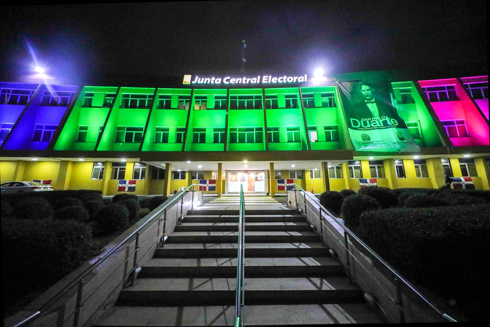JCE ilumina sede central con colores alusivos al Día Mundial de las Enfermedades Raras JCE ilumina sede central con colores alusivos al Día Mundial de las Enfermedades Raras