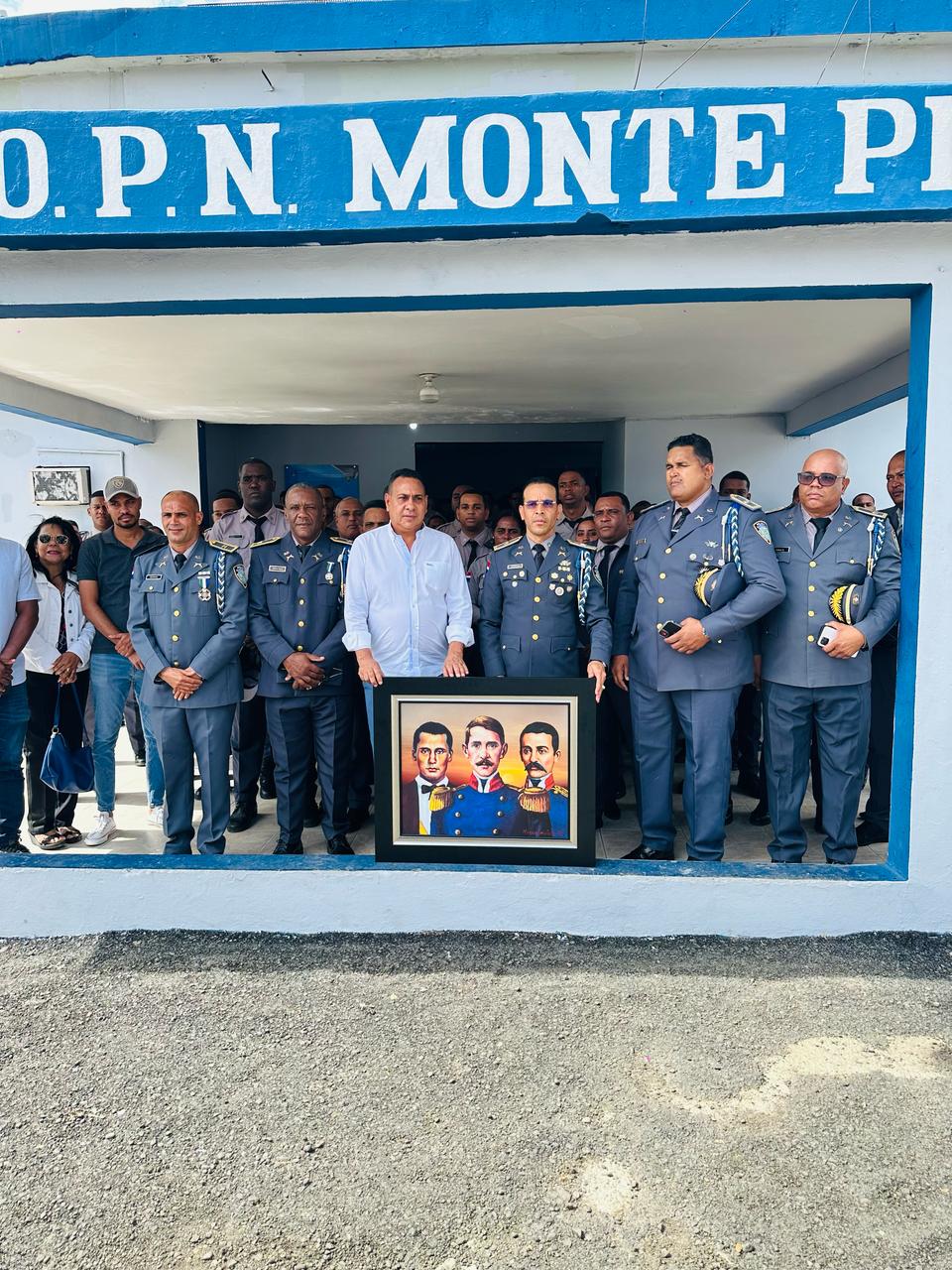 Senador Pedro Tineo entrega a PN cuadros de los Padres de la Patria en versión militar Senador Pedro Tineo entrega a PN cuadros de los Padres de la Patria en versión militar