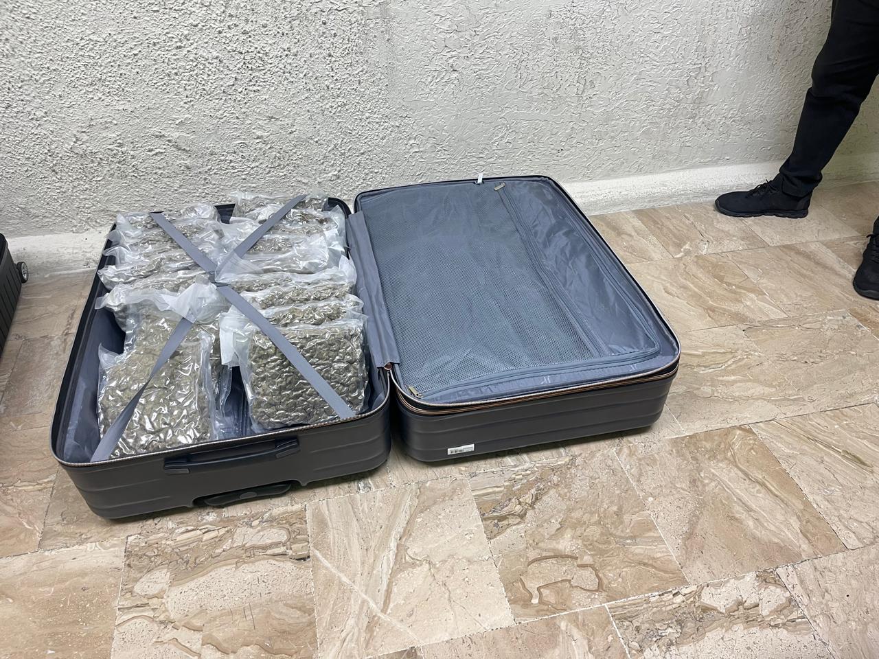 Incautan dos maletas con 79 paquetes de marihuana en aeropuerto de PC