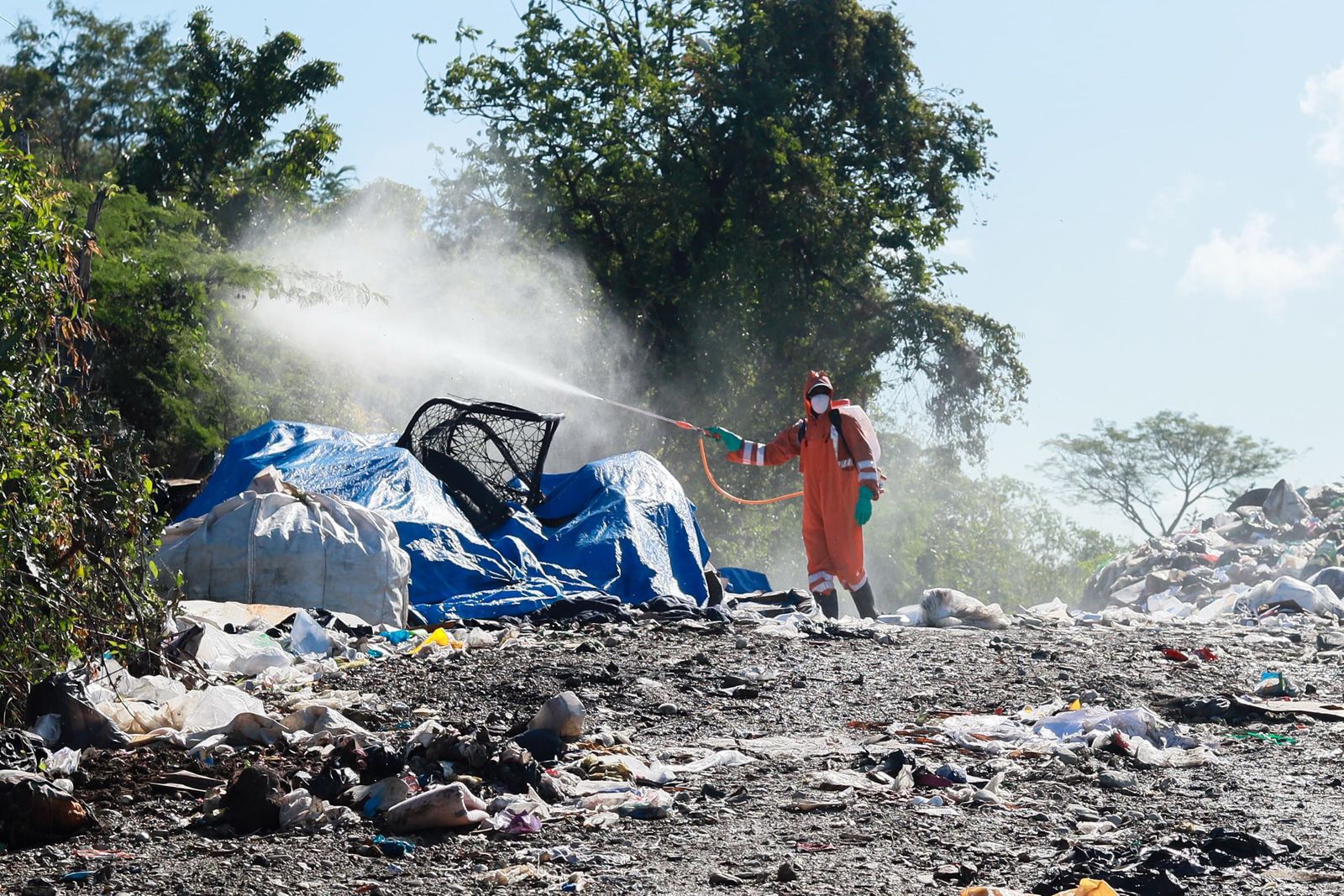 Ayuntamiento Municipal de San Cristóbal fumiga vertedero de Ingenio Nuevo