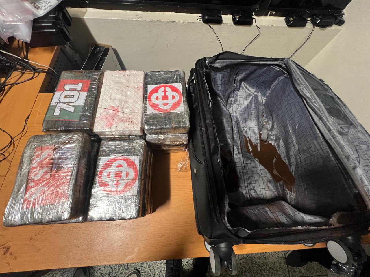 DNCD detiene italiano con 24 paquetes de presunta cocaína en el AILA