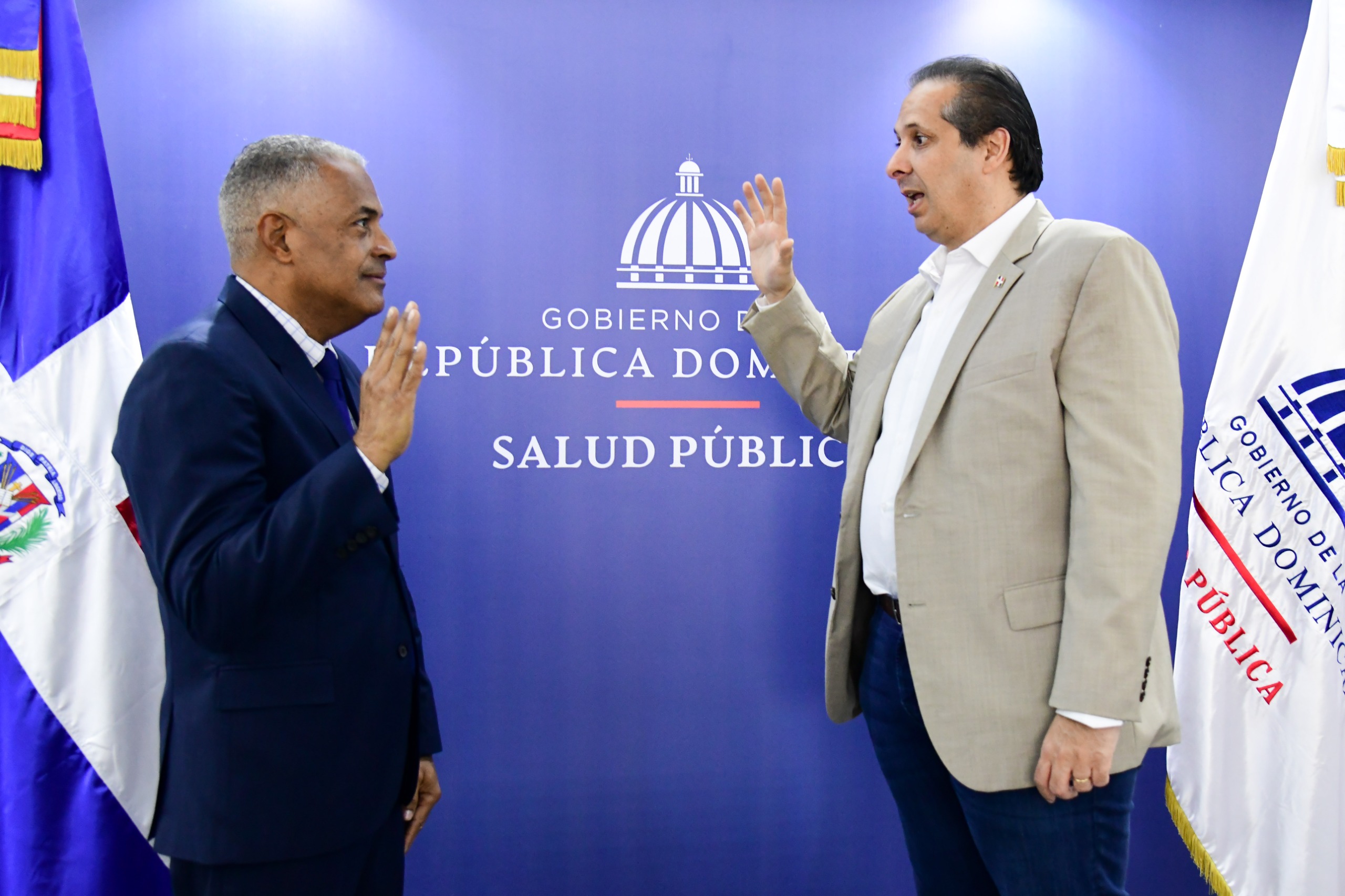 Ministro de Salud, Víctor Atallah, juramenta a dos nuevos viceministros