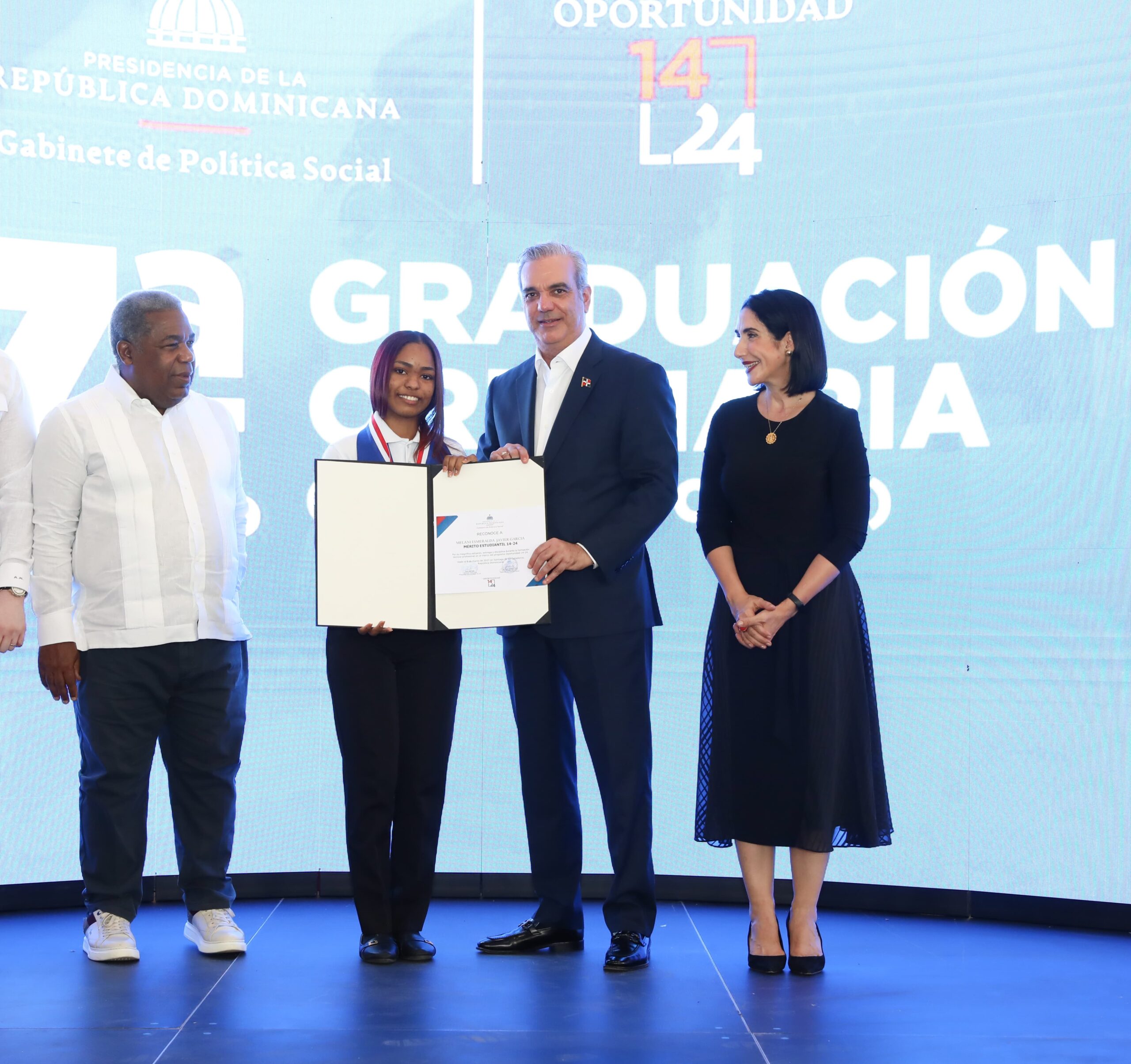 Abinader encabeza graduación de más de 1,300 jóvenes del programa «Oportunidad 14-24» Abinader encabeza graduación de más de 1,300 jóvenes del programa «Oportunidad 14-24»