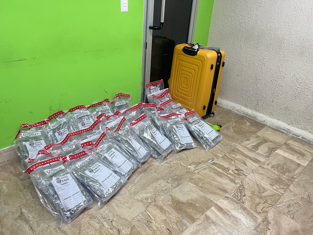 Detienen tres extranjeros vinculados al decomiso de 170 paquetes de drogas en AIPC