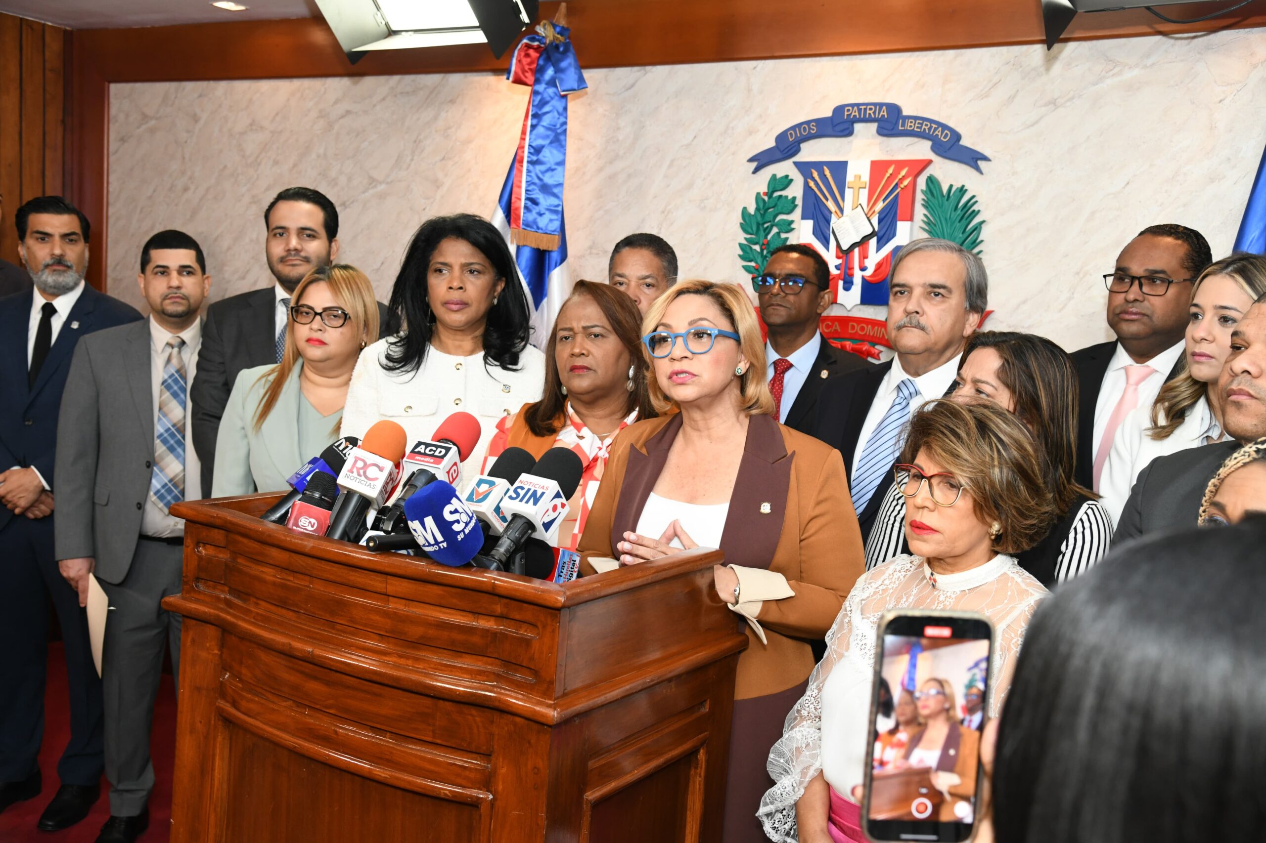 Diputada Soraya Suárez recibe proyecto de Código Penal respaldado por sociedad civil y un grupo de legisladores