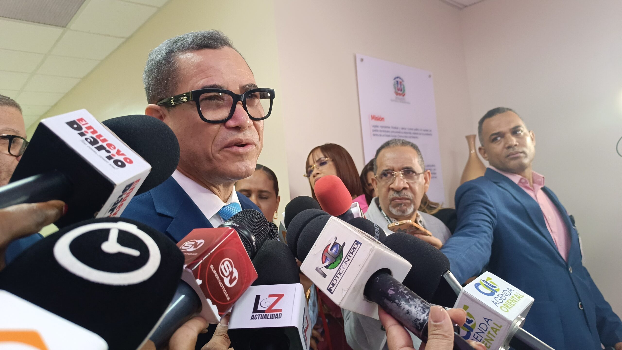 Comisión estudia reforma laboral escuchará hoy al ministro de Trabajo Eddy Olivares 