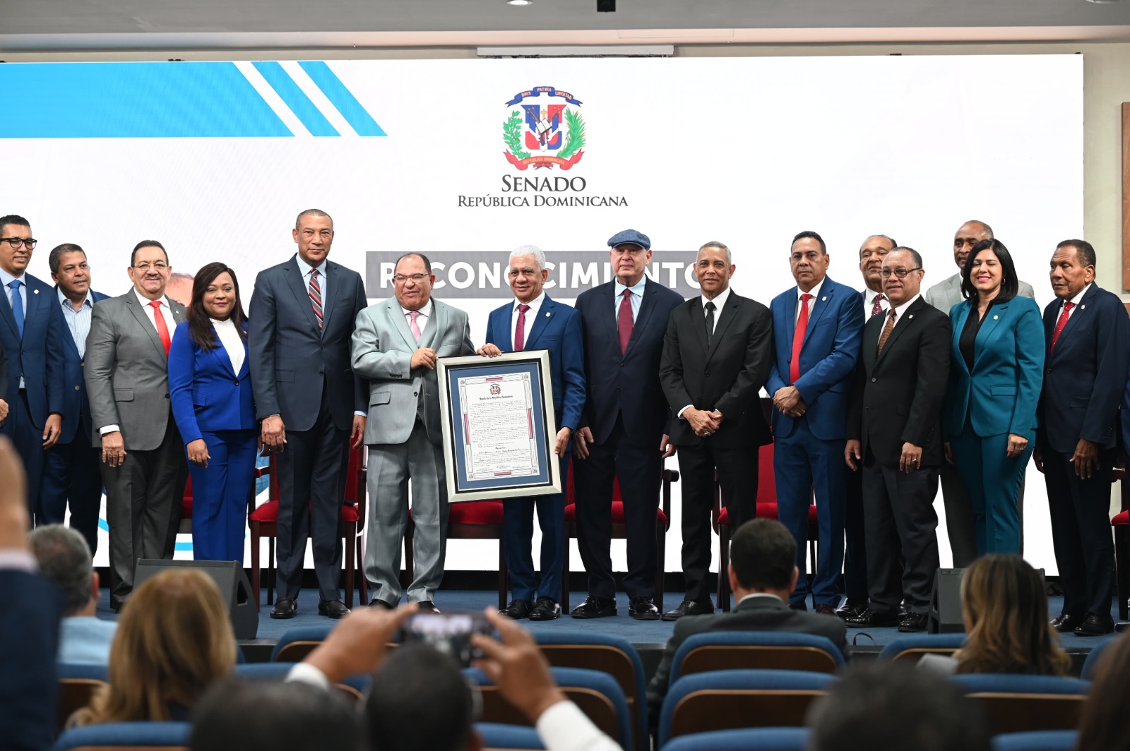 Senado reconoce a Cesar Julio Cedeño como propulsor del deporte de la República Dominicana