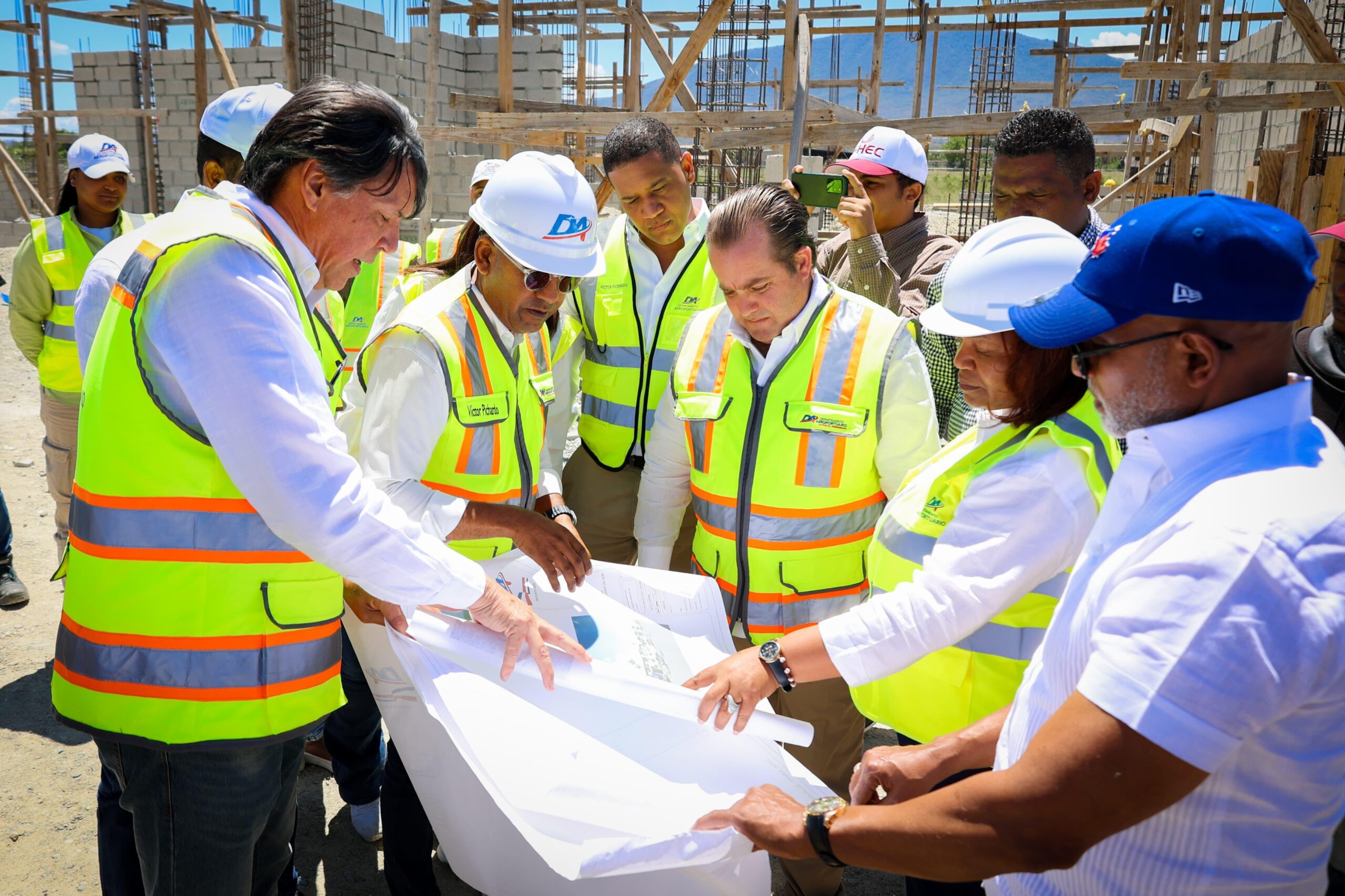 Ministro Paliza y director del DA inspeccionan avance aeropuerto El Granero del Sur, en San Juan