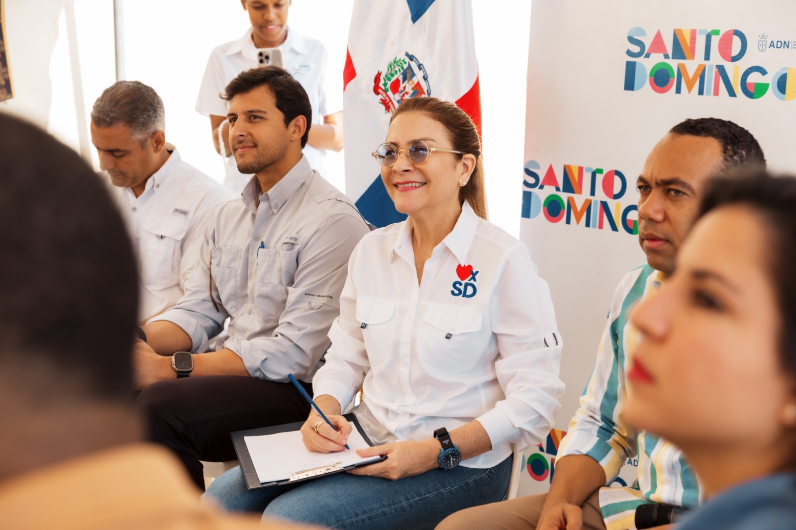 Carolina Mejía escucha y lleva soluciones a los comunitarios de Los Peralejos