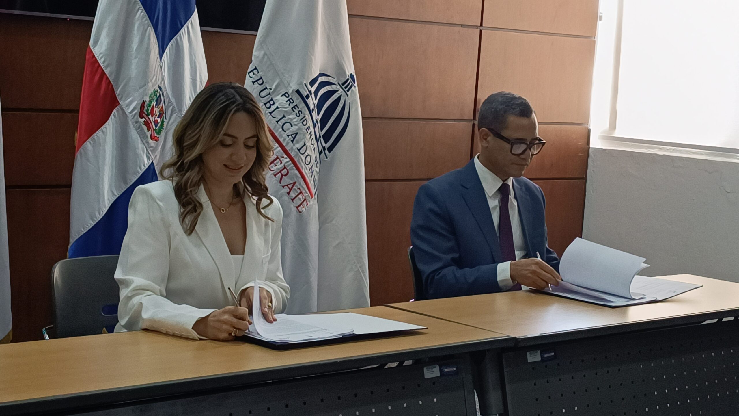 Ministerio de Trabajo y Supérate firman convenio que beneficiará a 35 mil jóvenes vulnerables