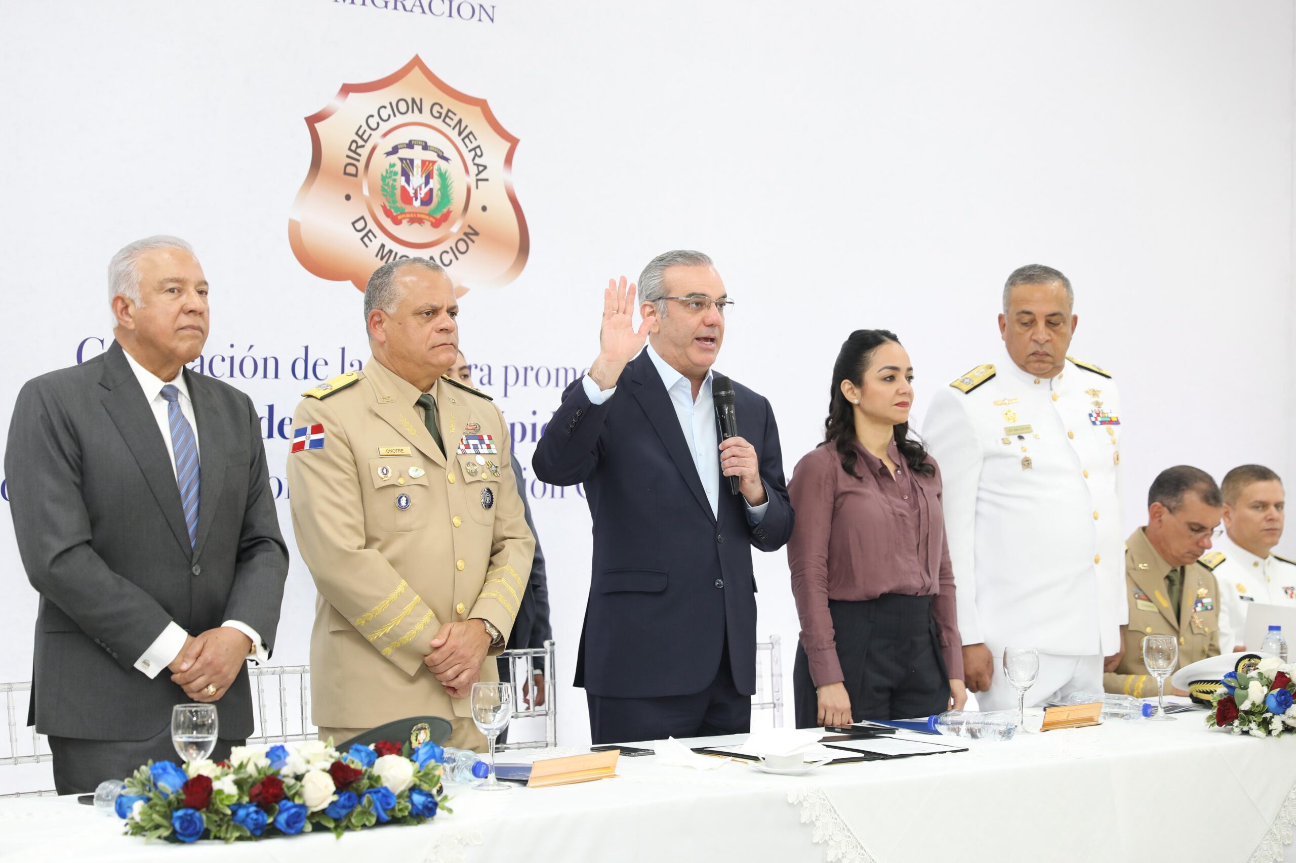 Abinader encabeza graduación de 160 nuevos agentes para interdicción migratoria DGM y entrega 60 vehículos para incremento de operativos