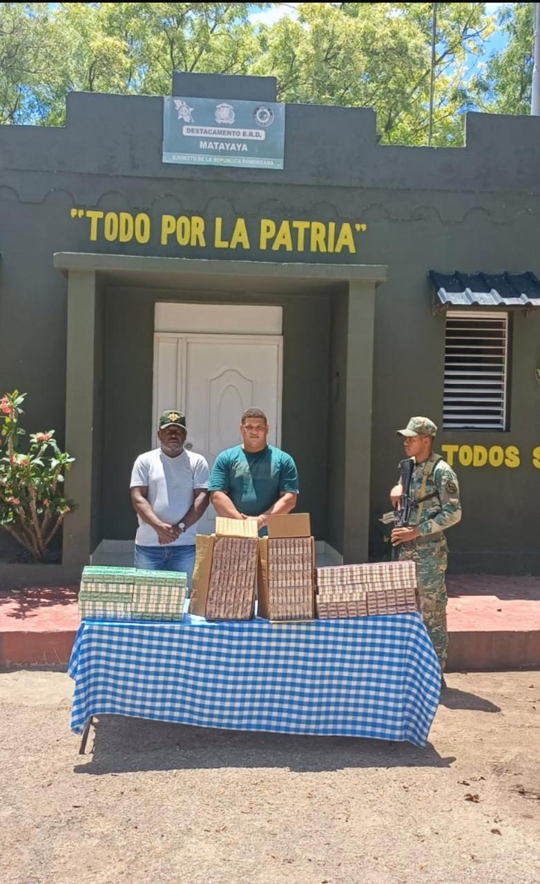 Migración cancela inspector de control migratorio arrestado por contrabando de cigarrillos