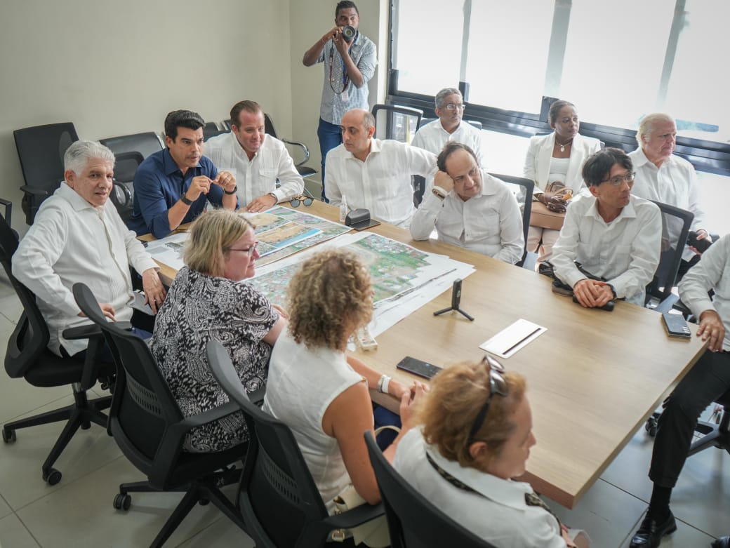 Wellington Arnaud muestra a embajadores y ministros proyecto de saneamiento del arroyo Gurabo en Santiago