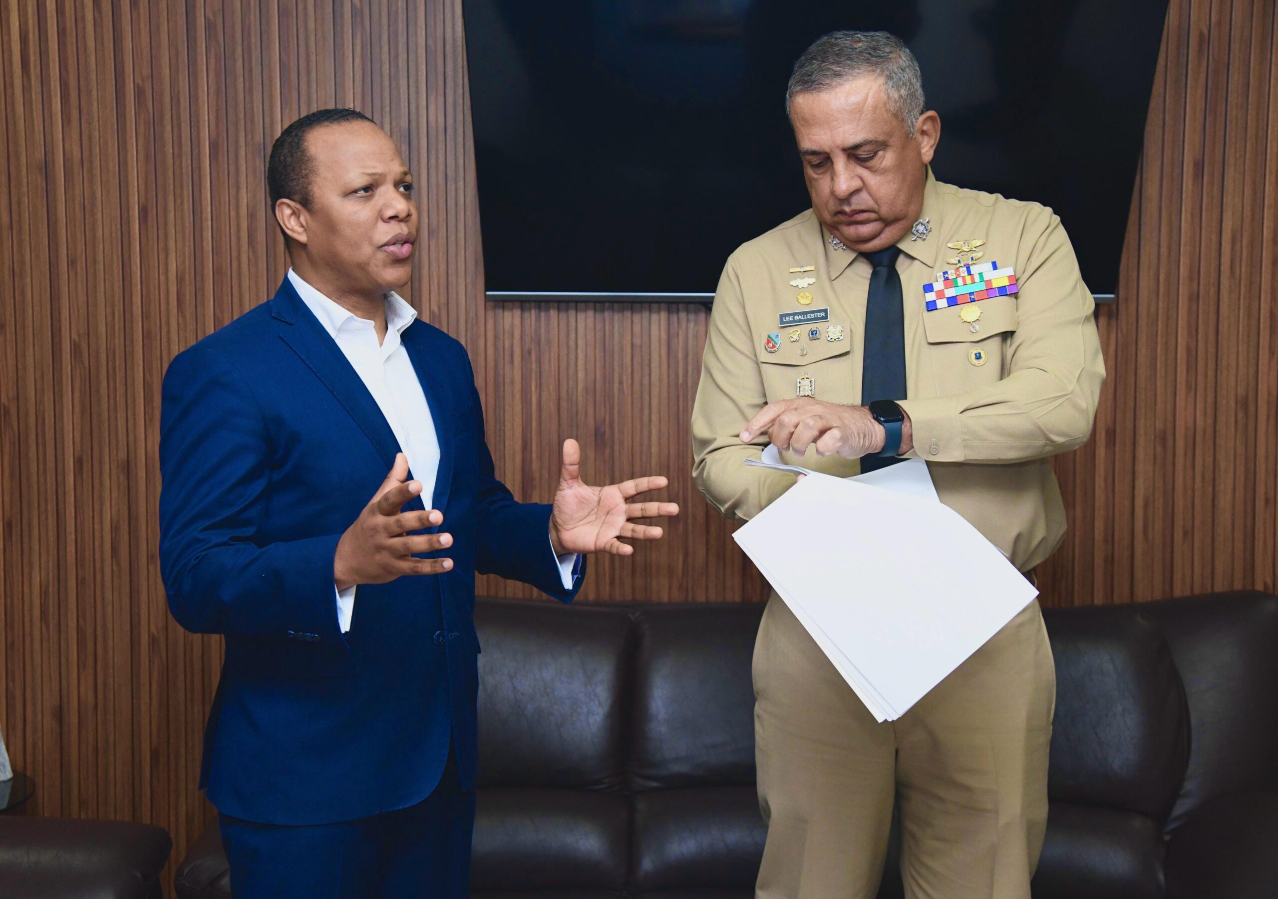 Morrison entrega a director DGM listado paradas de motoconcho donde operan extranjeros de manera irregular