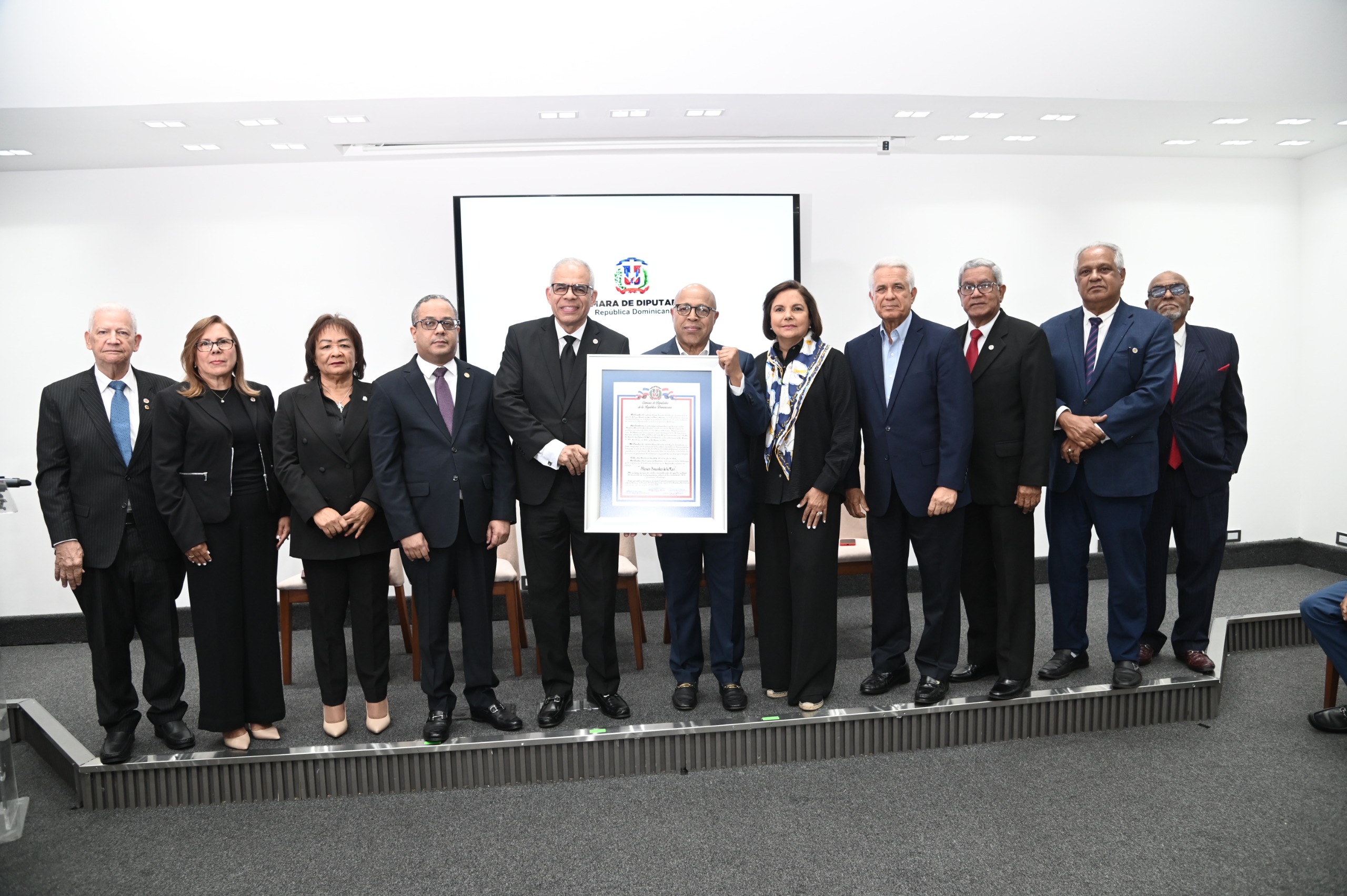 Cámara de Diputados entrega reconocimientos a personalidades y entidades por aportes al país