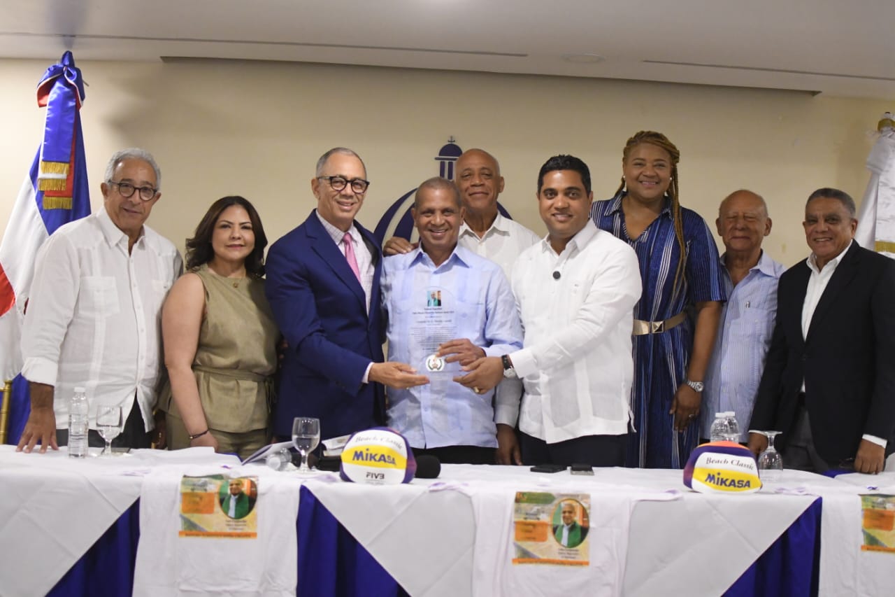 Reconocen a Leo Corporán con dedicatoria del voleibol playero de Hato Mayor