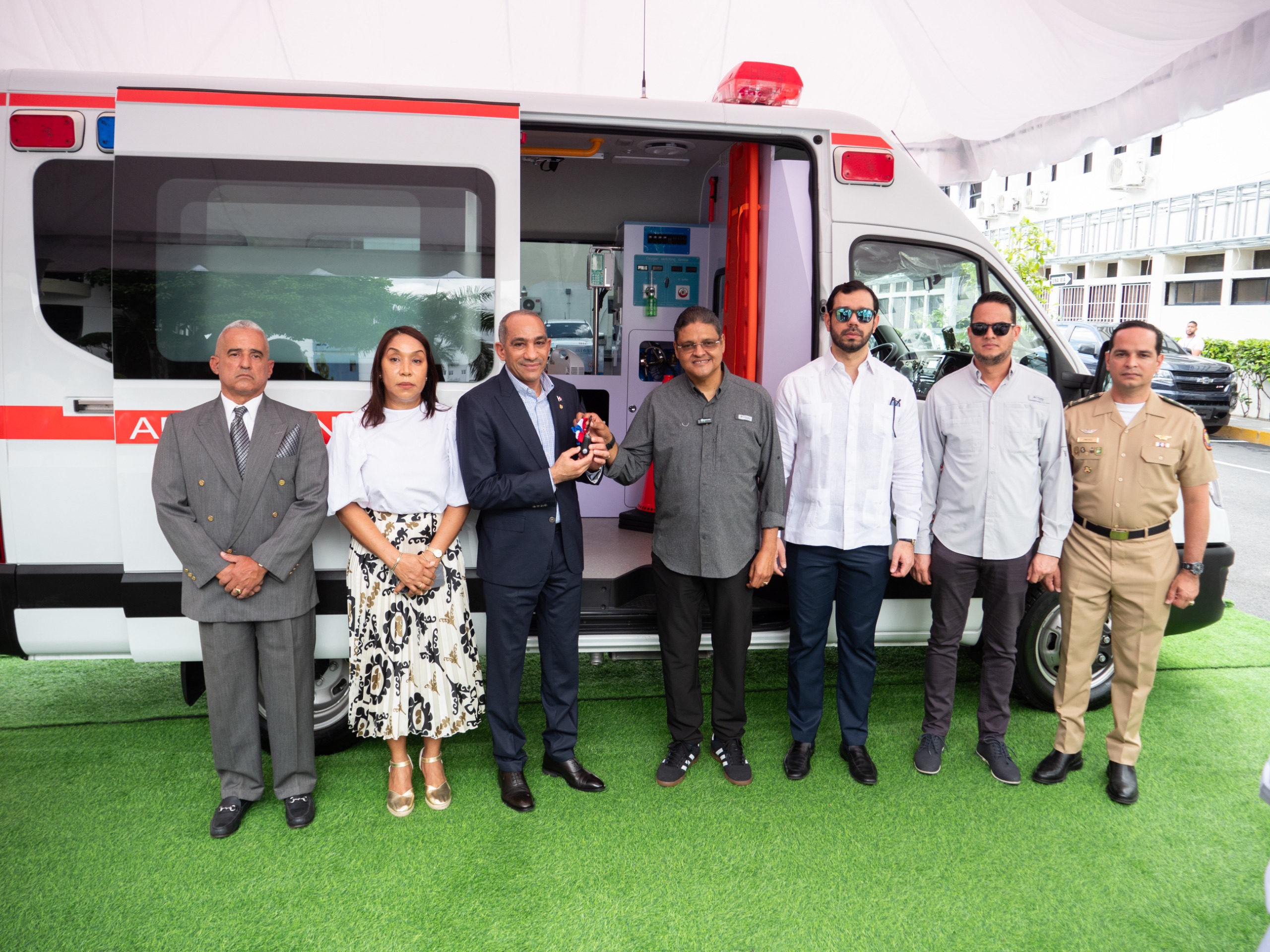Presidencia entrega moderna ambulancia a la DNCD