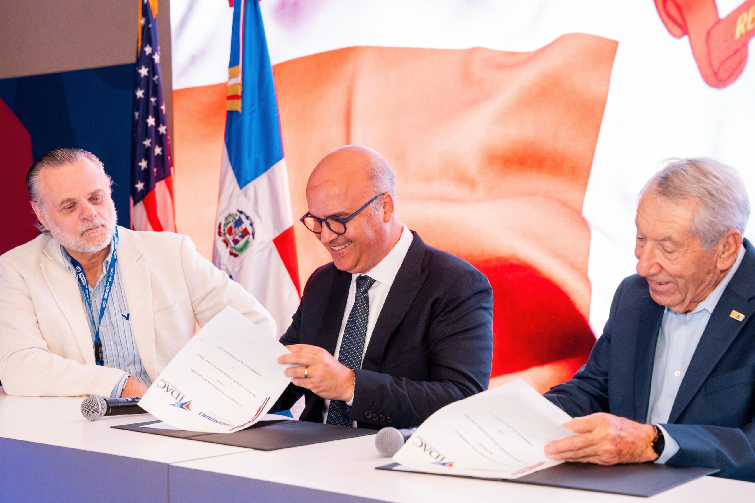IDAC y Paramount Aviation Services firman acuerdo interinstitucional para evaluación de pilotos IDAC y Paramount Aviation Services firman acuerdo interinstitucional para evaluación de pilotos