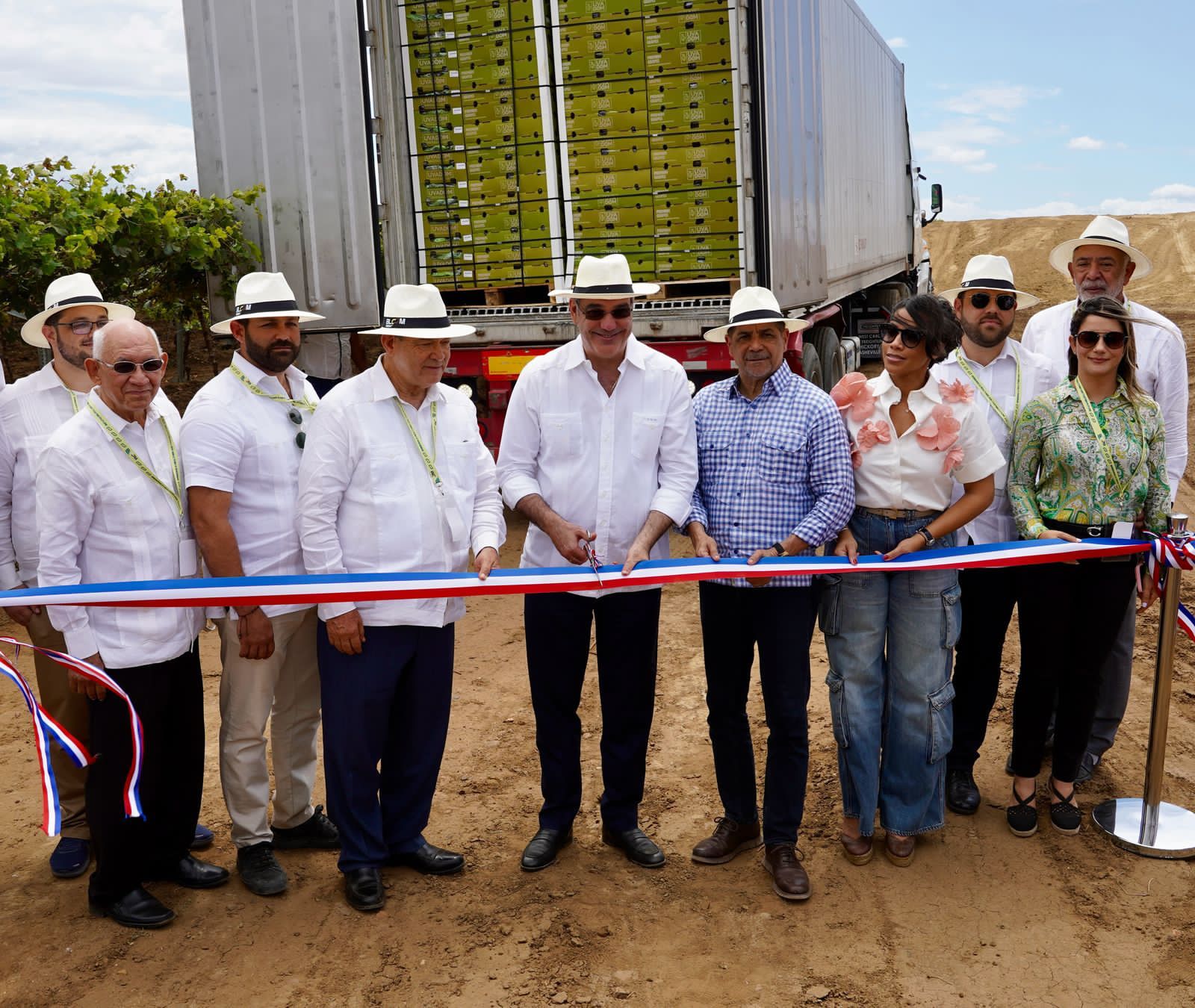 Abinader y Ministro Limber Cruz Inician Exportaciones de Uva Dominicana: Un Hito en la Agroindustria Nacional