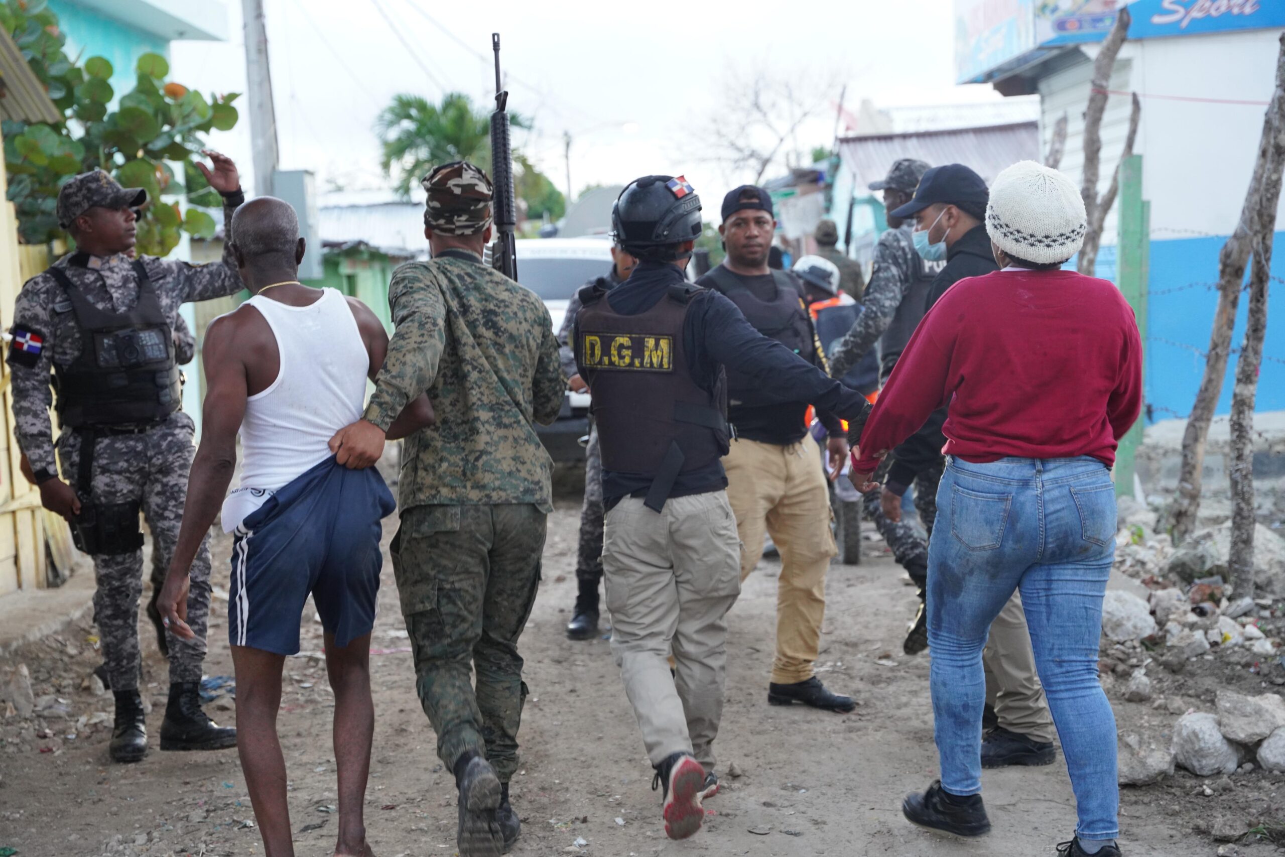 Autoridades intensifican operativos migratorios este viernes con más de 150 detenidos en Hoyo de Friusa