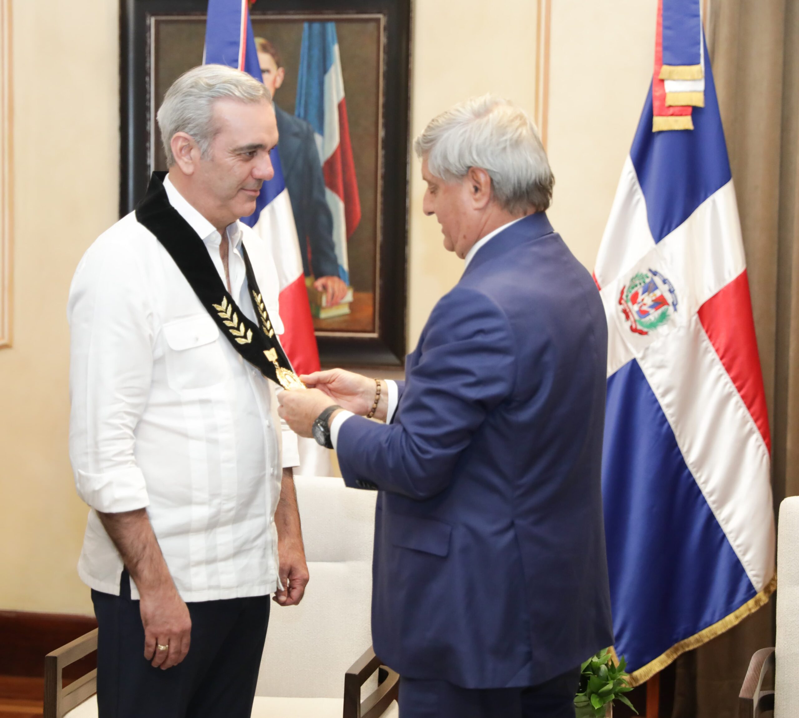 Presidente Abinader recibe Medalla de Valores Democráticos Fernando Belaunde Terry