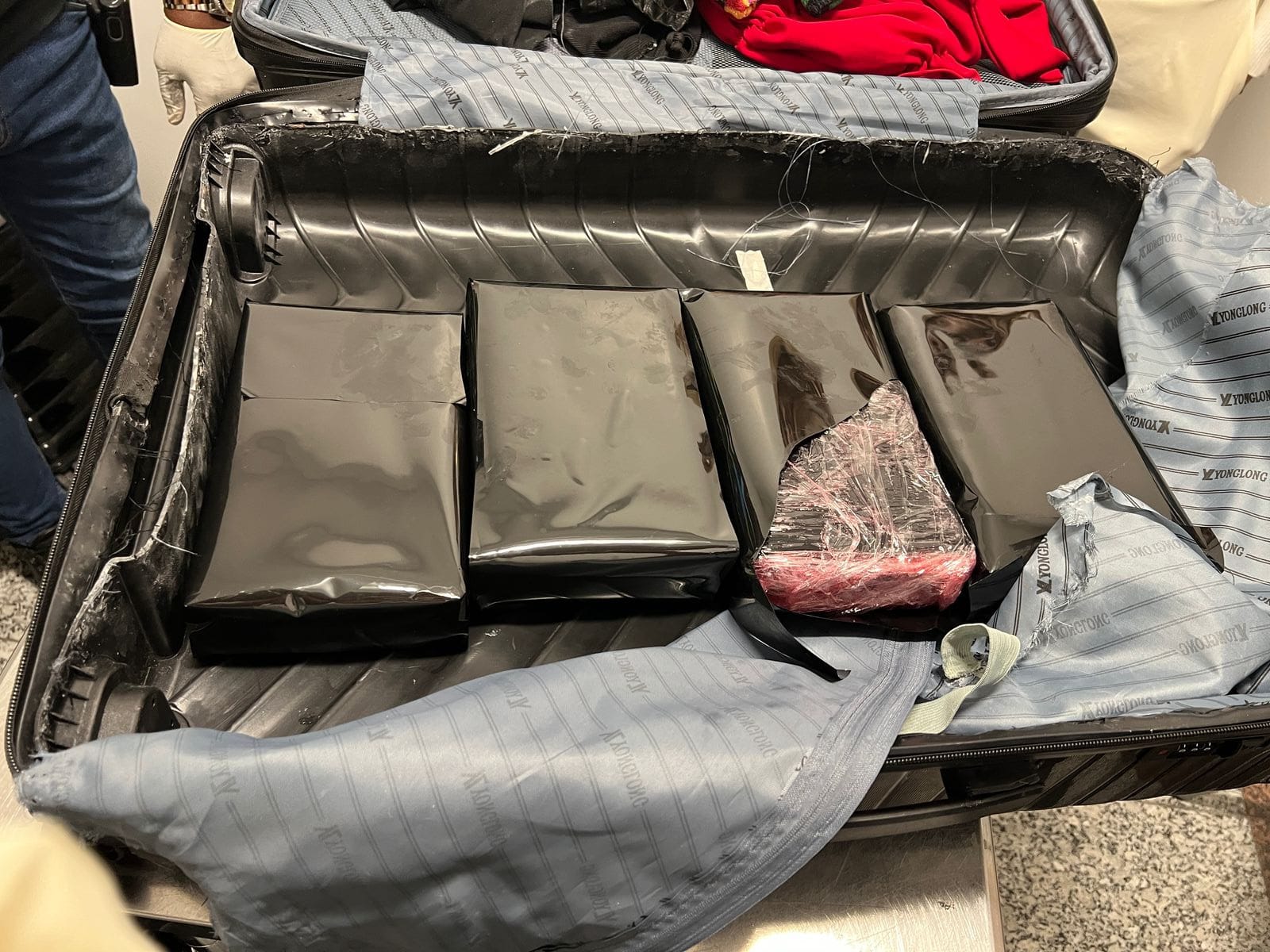 Detienen en el AILA mujer viajaría a Madrid con cuatro paquetes de cocaína Detienen en el AILA mujer viajaría a Madrid con cuatro paquetes de cocaína