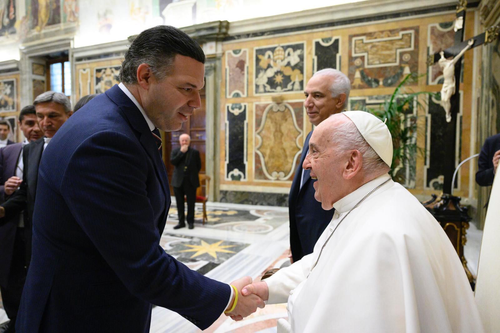 Empresario Ramón Tallaj Jr. rinde emotivo homenaje al Papa Francisco tras su fallecimiento