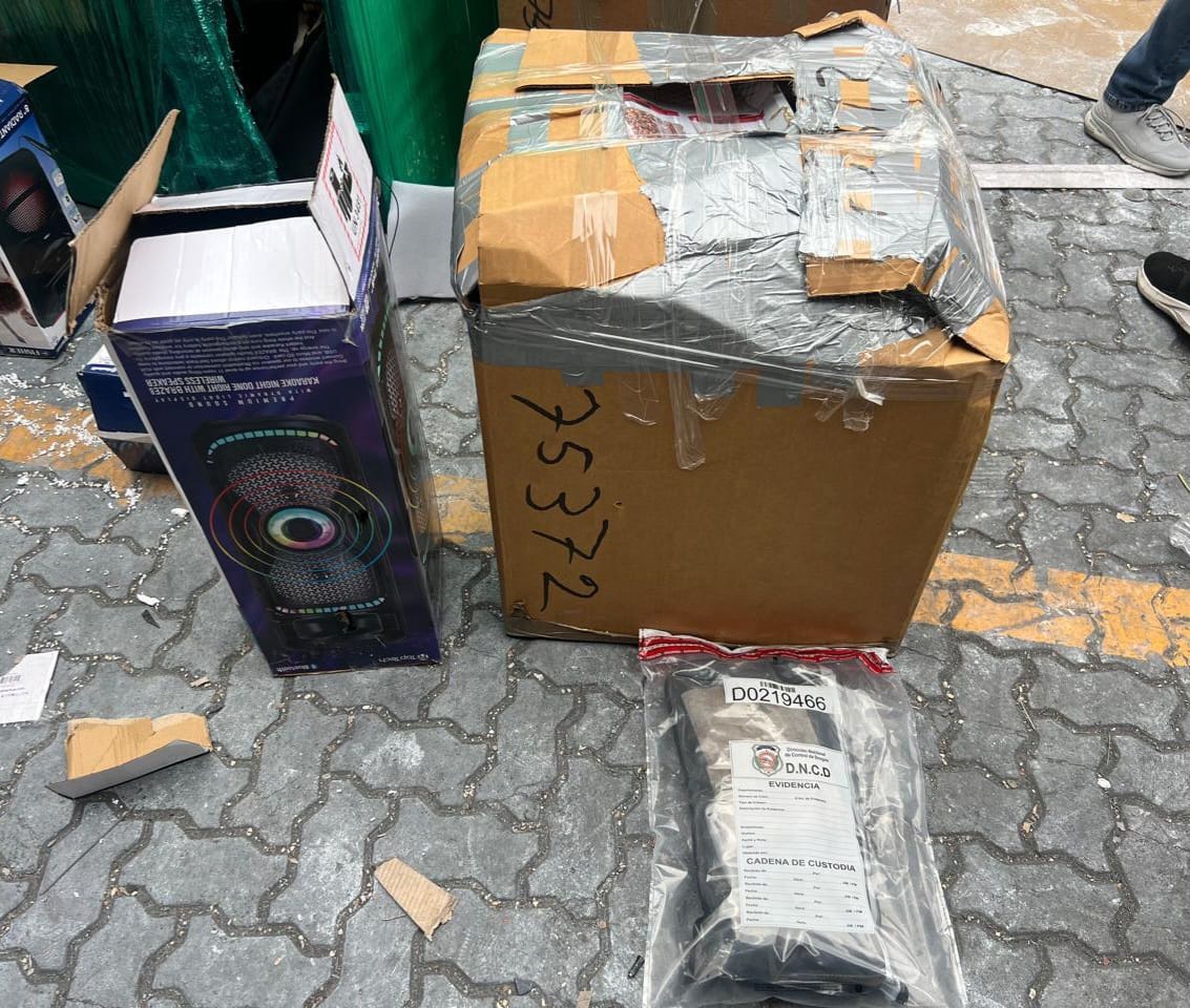 DNCD y DGA ocupan un paquete de presunta marihuana, dos pistolas y un fusil en Puerto de Haina