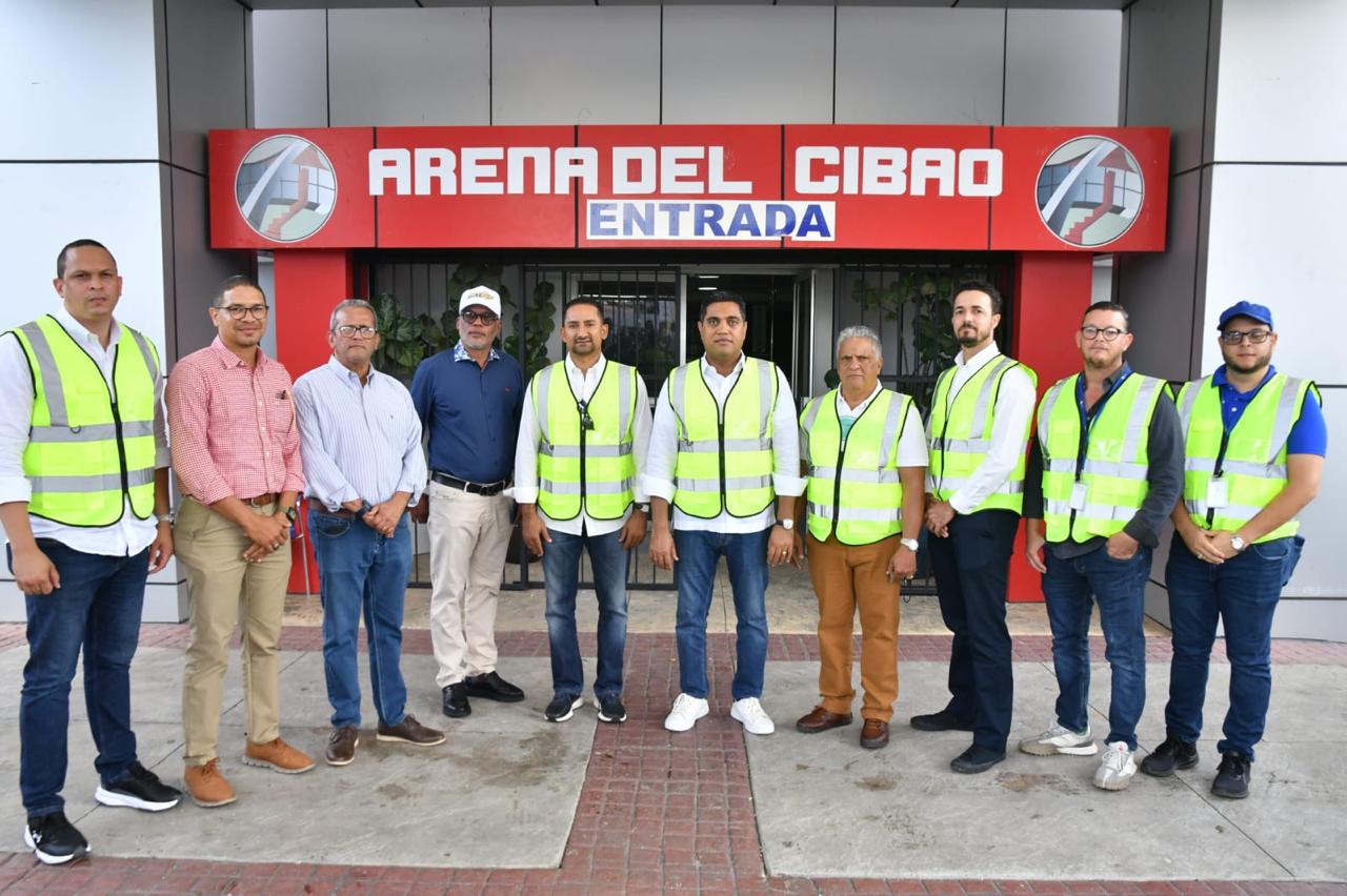 Ministro Kelvin Cruz realiza evaluación del techo de La Gran Arena del Cibao Ministro Kelvin Cruz realiza evaluación del techo de La Gran Arena del Cibao