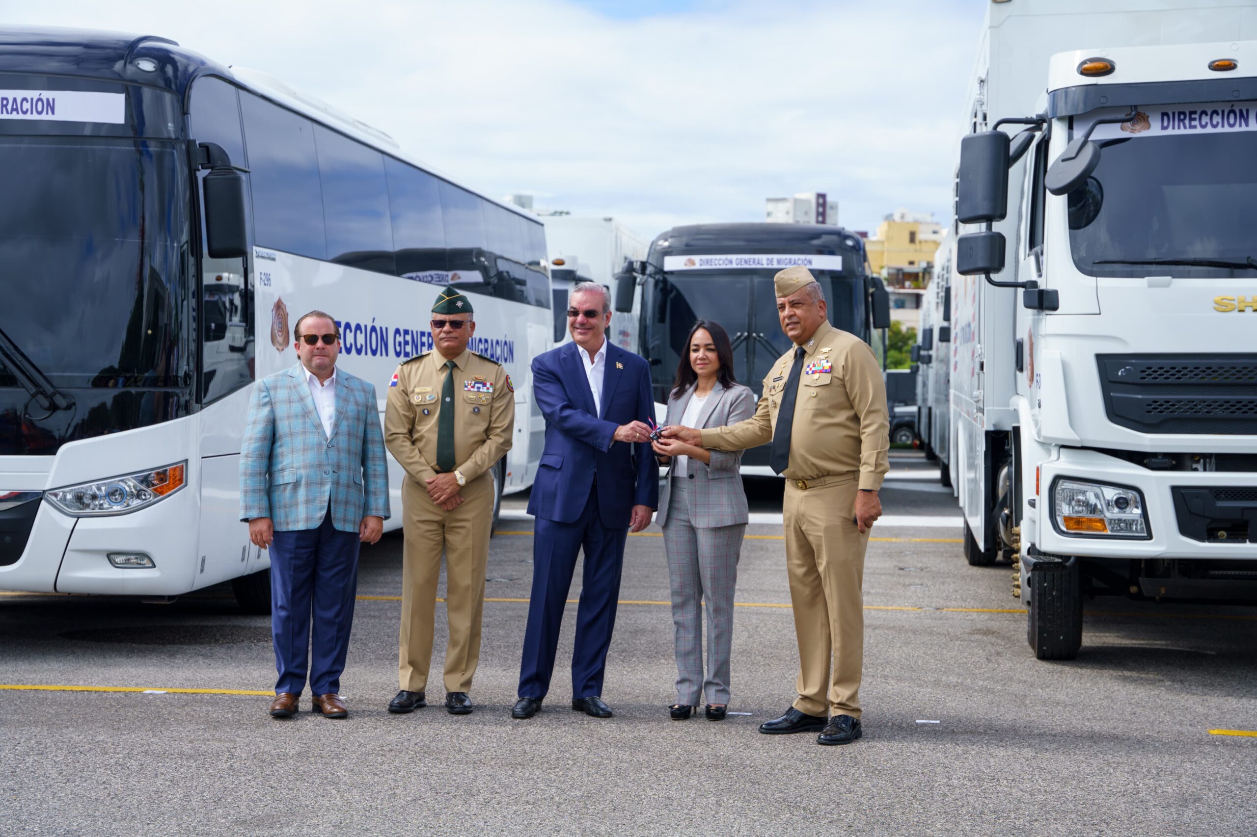 Abinader entrega a la DGM flotilla de vehículos para control migratorio