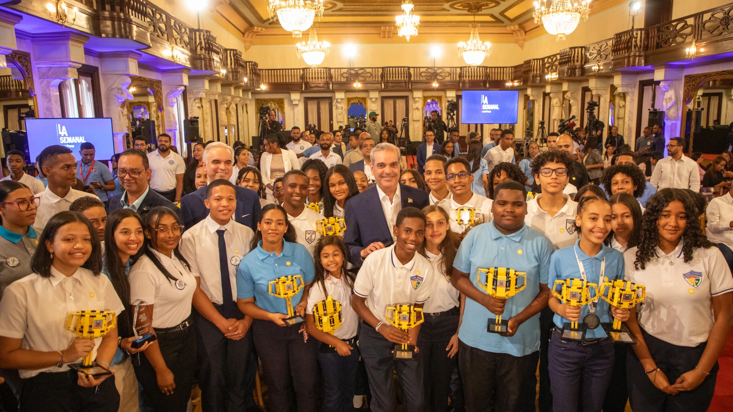 Abinader destaca conquistas de estudiantes dominicanos en competencias de ciencia, tecnología, ingeniería, arte y matemáticas Abinader destaca conquistas de estudiantes dominicanos en competencias de ciencia, tecnología, ingeniería, arte y matemáticas