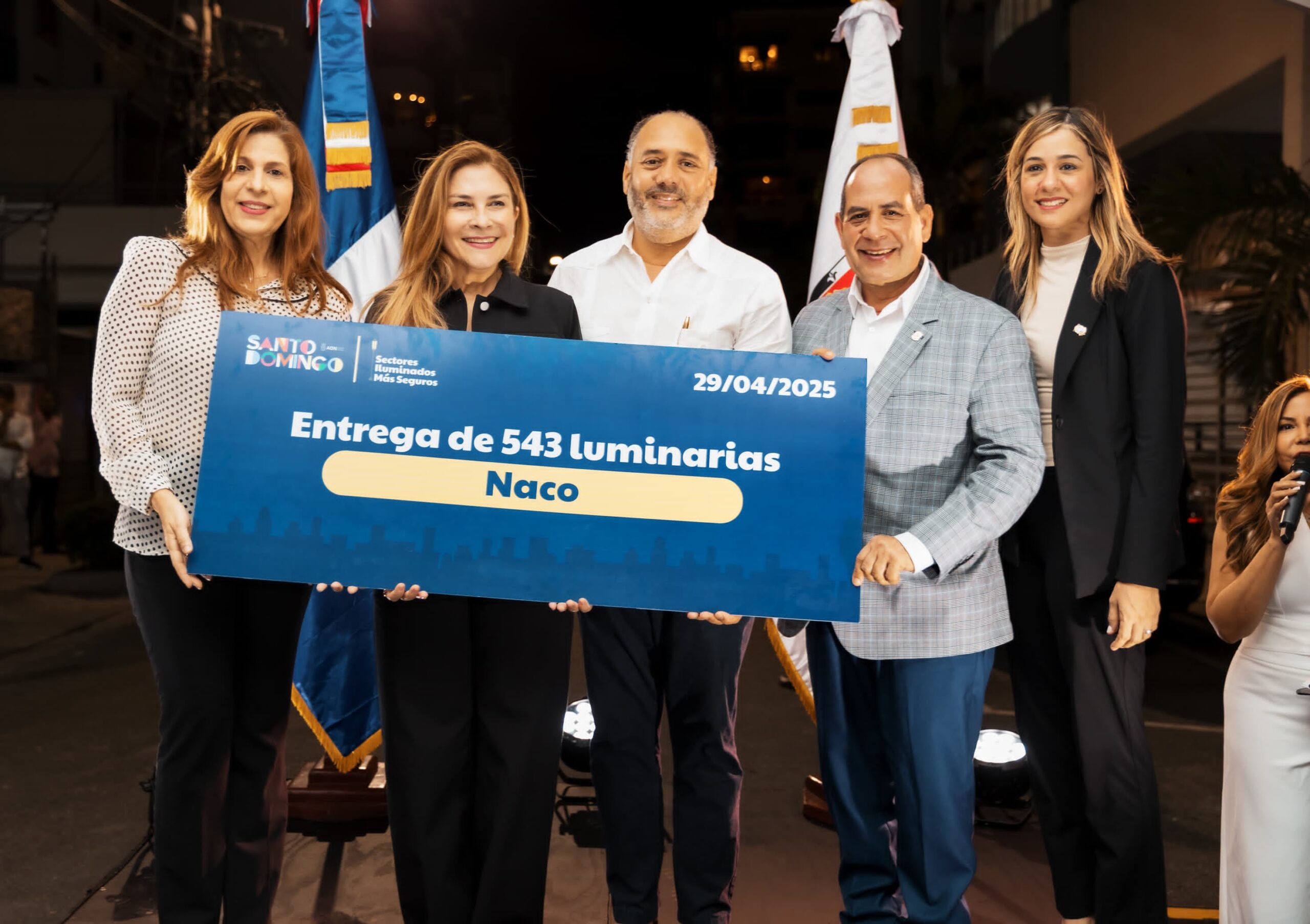 Carolina Mejía mejora seguridad de Naco con entrega de 543 luminarias led instaladas