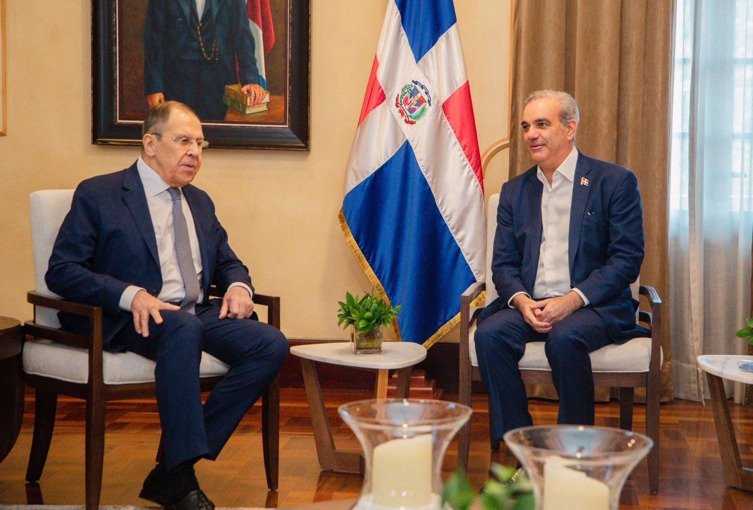 Abinader recibe al canciller ruso Serguéi Lavrov en el Palacio Nacional.