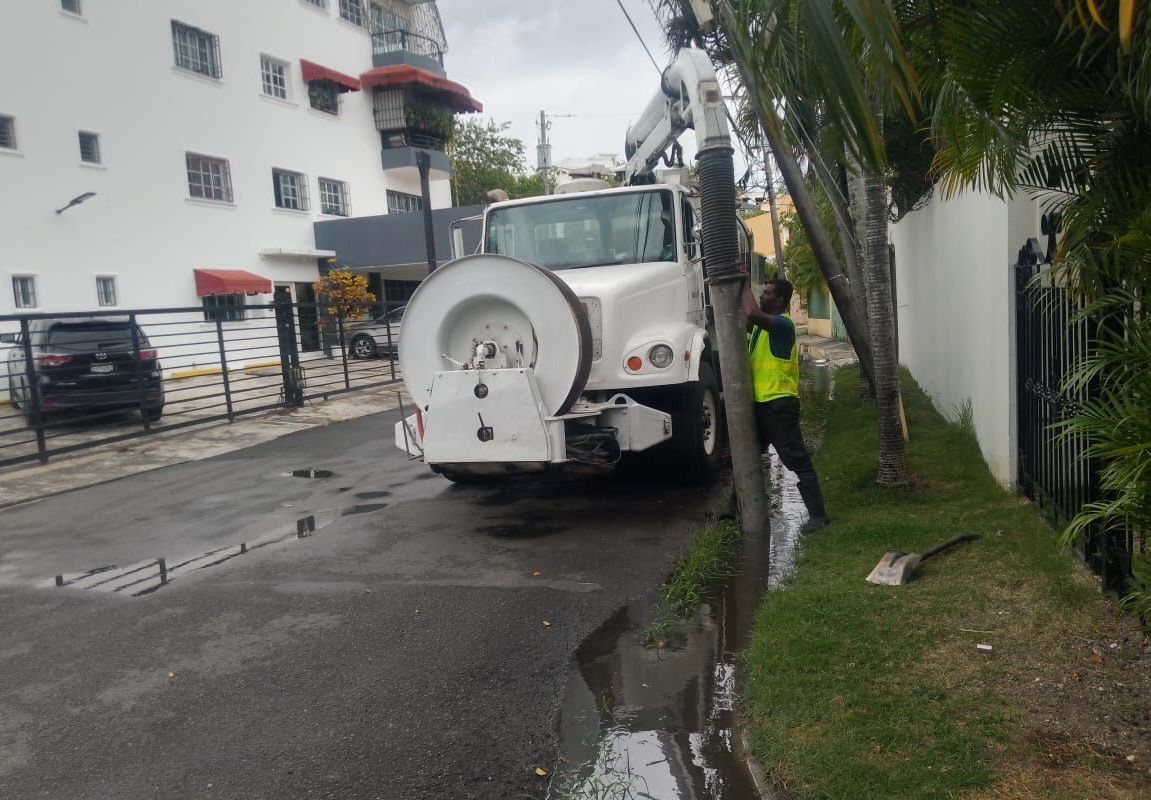 Alcaldía del DN amplía limpieza de imbornales ante incidencia de vaguada Alcaldía del DN amplía limpieza de imbornales ante incidencia de vaguada