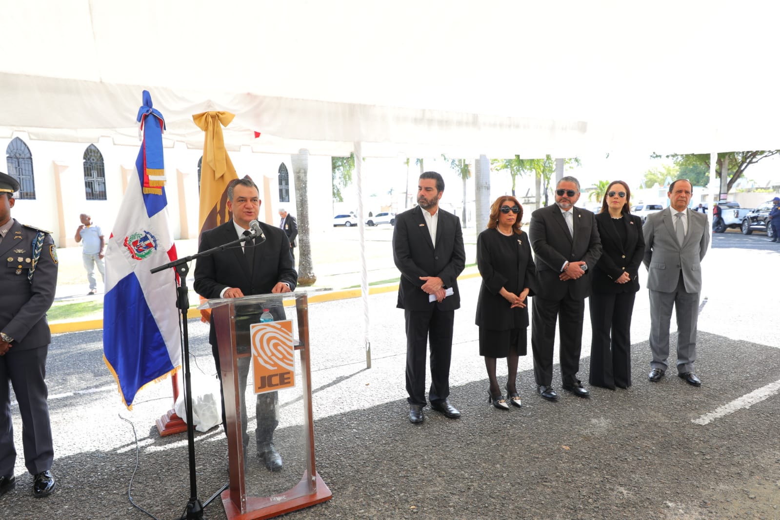 JCE en su 102 aniversario rinde homenaje póstumo al primer presidente del órgano electoral; remoza panteón de familias Woss y Gil