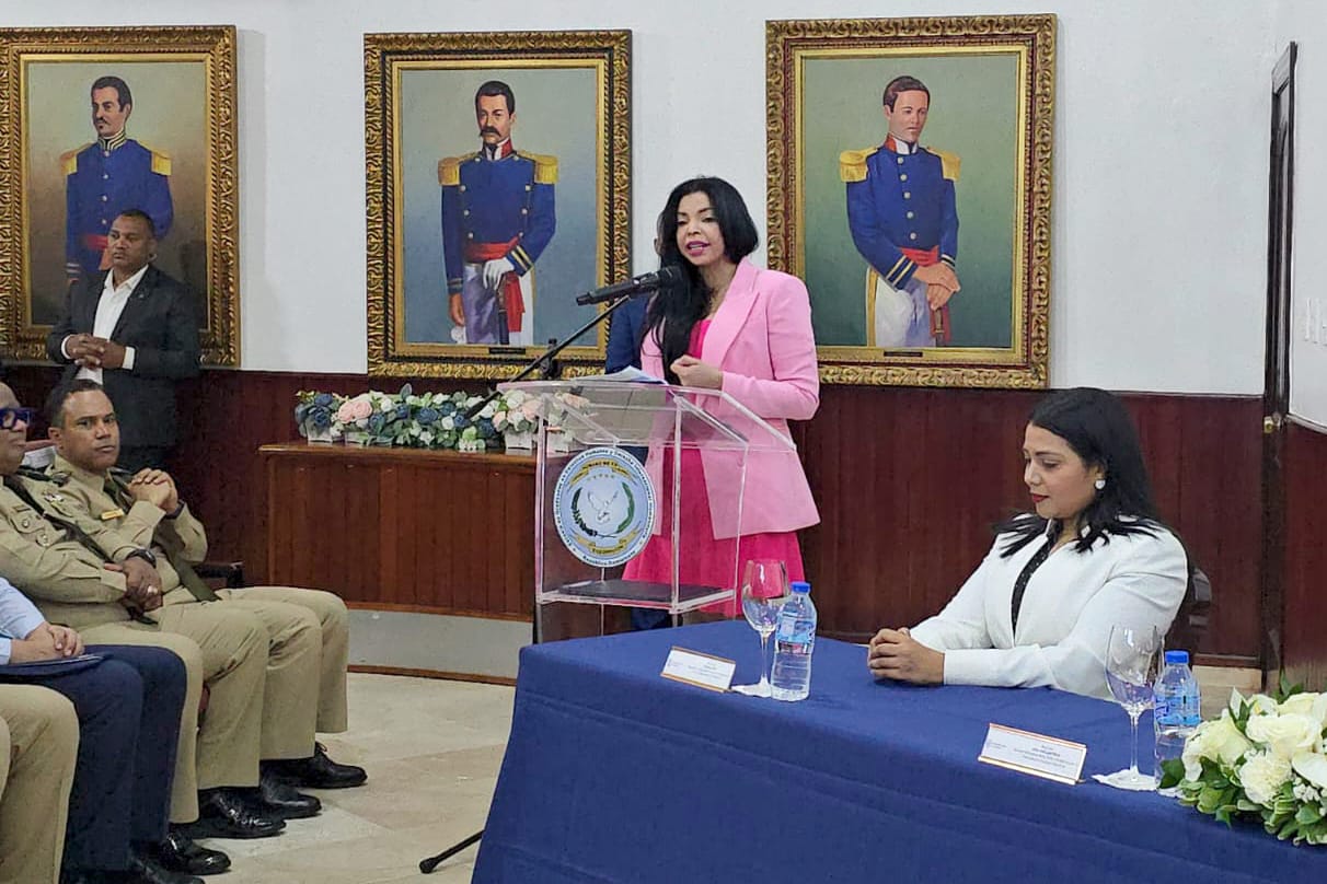 Yeni Berenice exhorta a jóvenes estudiantes a conocer sus derechos, estudiar y ser siempre empáticos