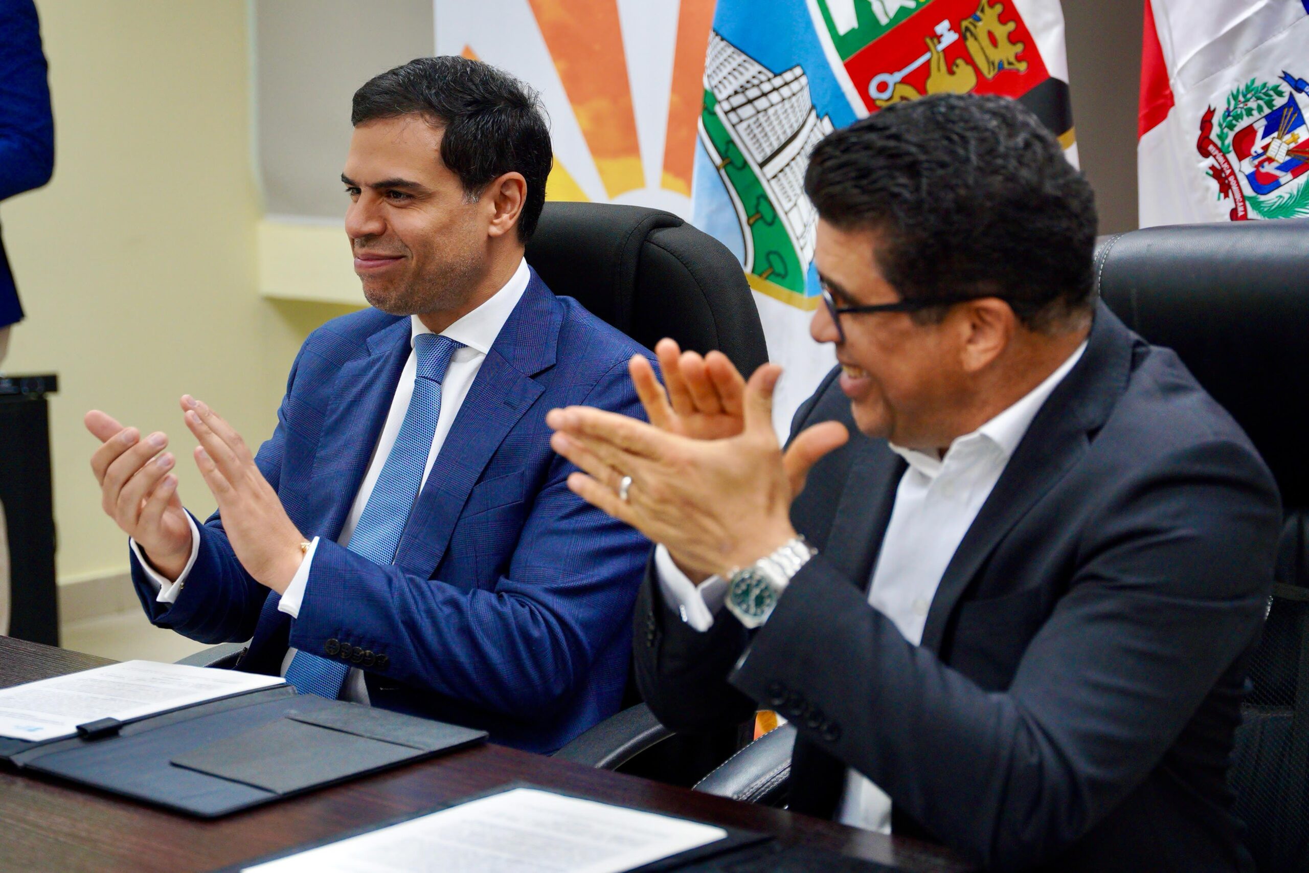 Roberto Ángel y Dio Astacio firman acuerdo para abrir Escuela de música de Bellas Artes en SDE