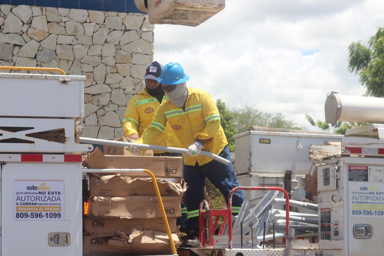 EDEESTE refuerza trabajos de readecuación y alumbrado en sector Romana del Oeste
