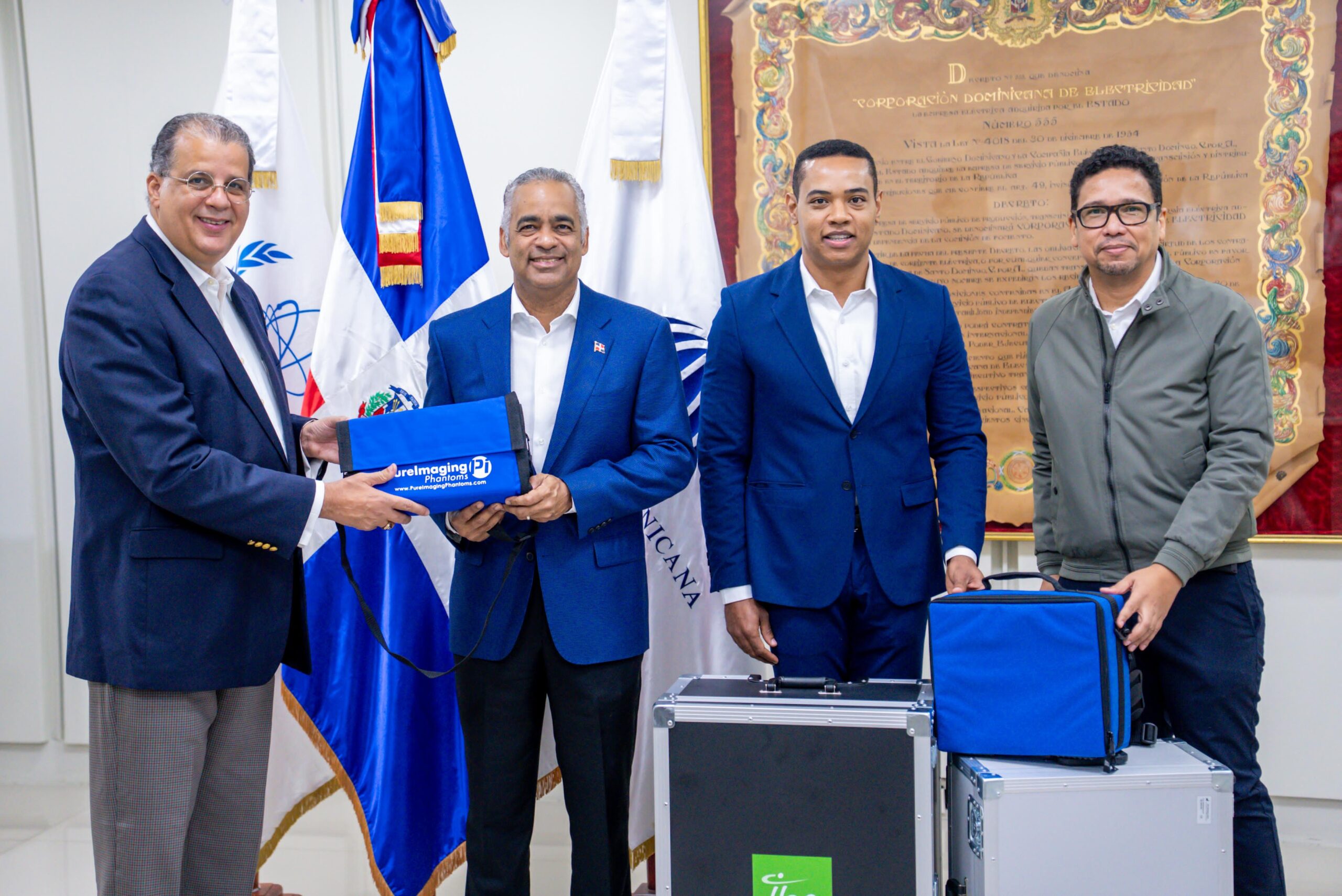 Ministerio de Energía y Minas entrega equipos radiológicos al Incart, donados por la OIEA Ministerio de Energía y Minas entrega equipos radiológicos al Incart, donados por la OIEA